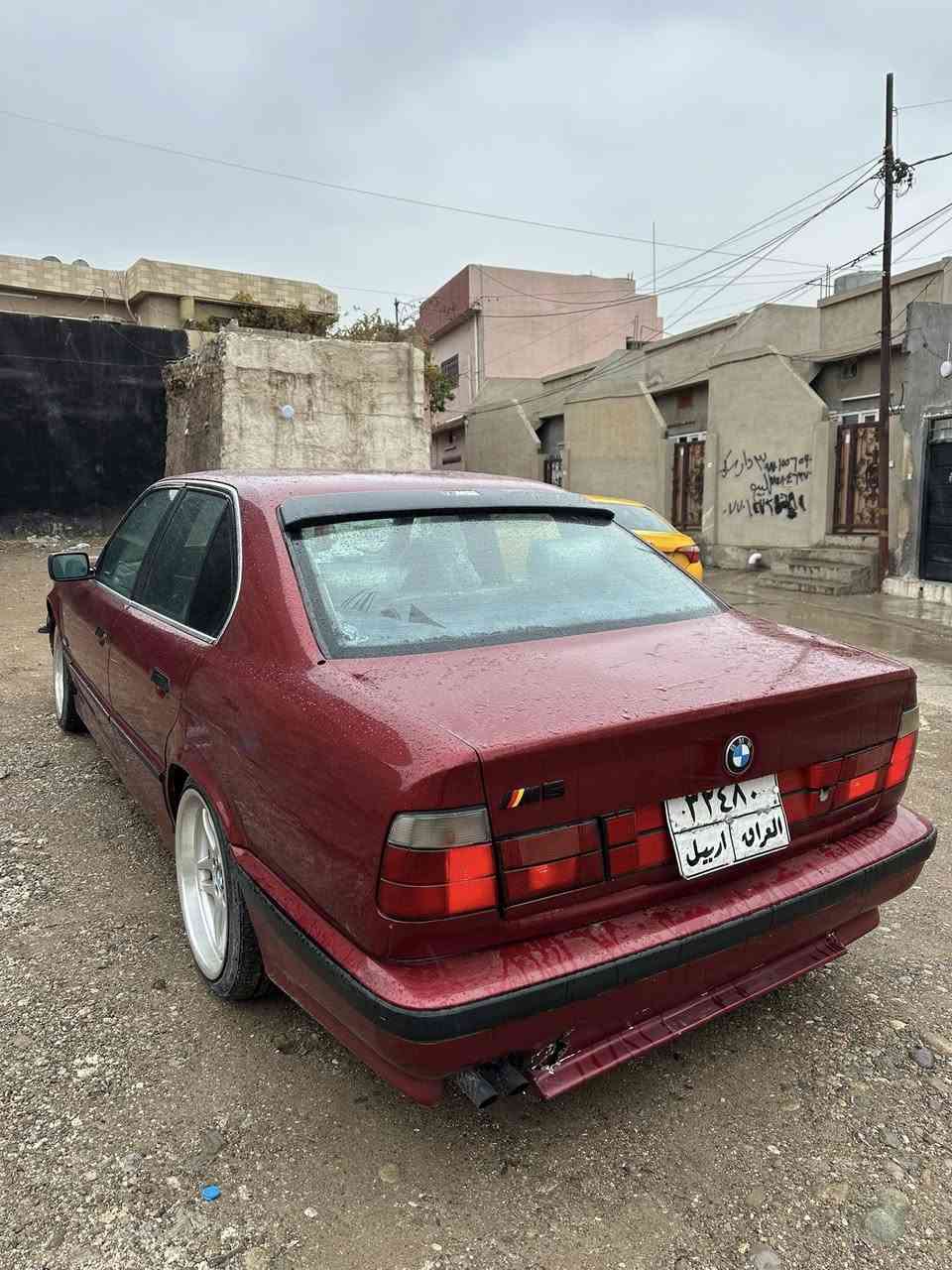 سلام عليكم بيم موديل 91 سياره بلاد 520 كير عادي ومحرك بالشرط لا صرف ولا بخار ولا صوت سياره كلش حلوه وكاعده بدون مصرف صبغتها جديد بيها ضربه جاملغ السكن بدون دواخل لايت حلقه زينون اصلي سياره دعاميات M وياله M دواخلها جديد سنويه صاقطه وعليها غرامه 11 ورقه ينزل من سعر مكاني كركوك سعرها 55 ورقه وبيها مجال شرط تحويل رقم أربيل تحياتي للشراي ***********
