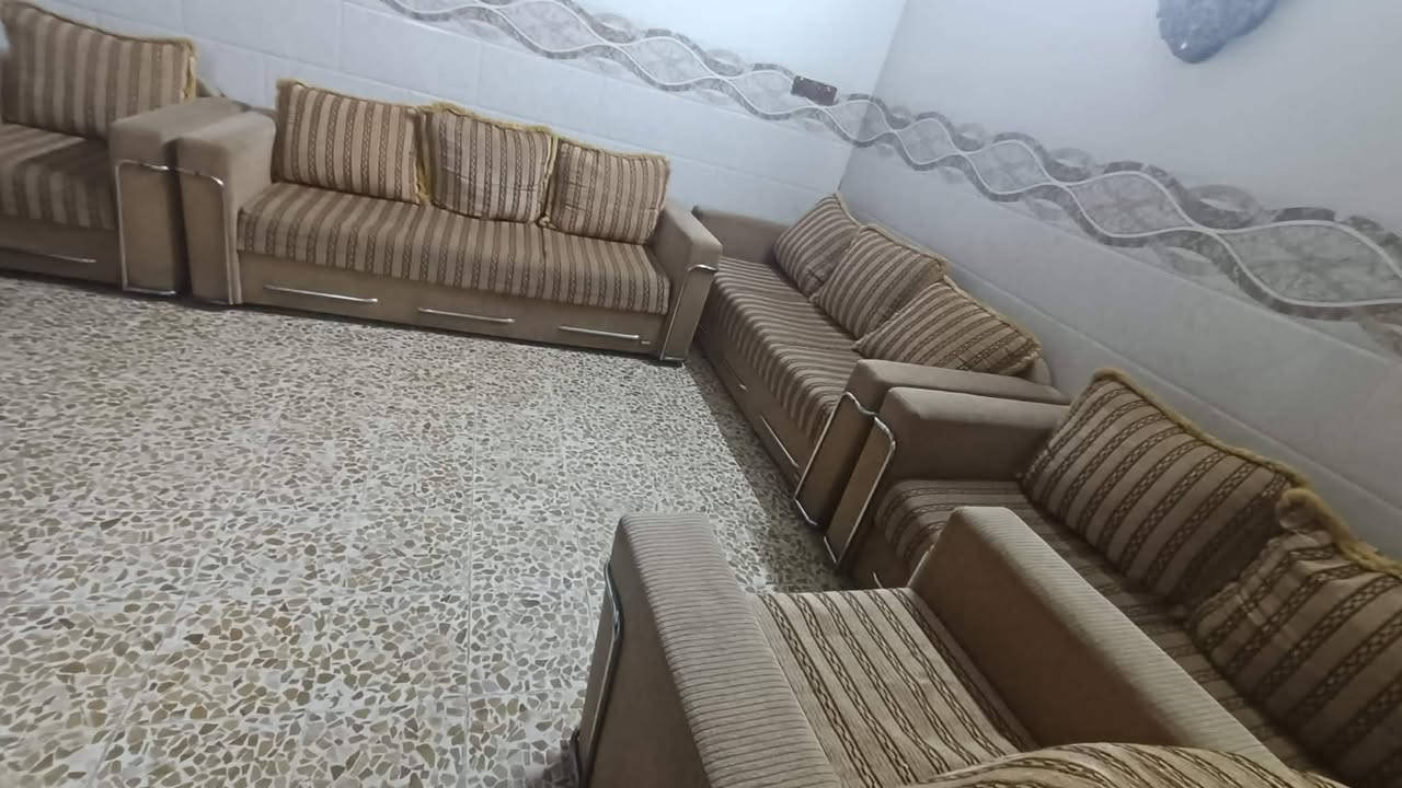 دايون للبيع 5 قطع شرط بدون كسر وبدون اي شي نضيف حيل الاسفنج شرط فول ومعا عشر 10 كوشات اكبار السعر 65 وبي مجال المكان الايمن ***********
