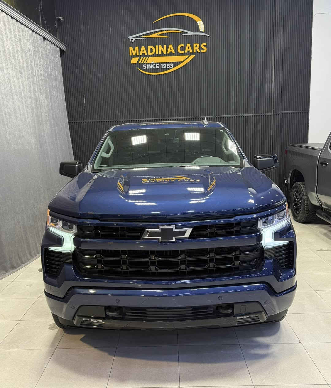 Chevrolet Silverado 
2023 RST
V8 - 5.3L - 4x4

بسمە و شغال
شاشە و کامیرە
لایت لید
کوشین کهرابایی
کوشینات هیتر
سوکان هیتر
رادار
باب طویل
بودی قصیر
ویل 20

50.000 mile
2 قطعە صبغ
سعر 355 ورقە

معرض ( مەدینە ) اربیل شارع ١٠٠م
0750 261 2500
0772 665 1010⁩
