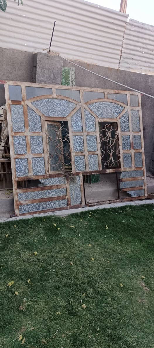 سلام عليكم شباك لعرض 250 ونص طول 200 عوزء باس صبغ بكاني حيور بسبع اقصور {{ب 100 }}👍***********
