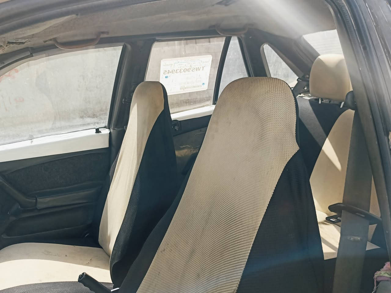 مستبوشي لانسر 1992
رقم نكليزي 
كابون بيها وشرط تحويل 
محرك بدايه رخاوه 
كير مال كصه جديد 
طخم امامي وخالفي جديد 
تاير نص عمر 
سياره حيل نظيفه
وشوف العين يبري الذمه 
***********
***********
