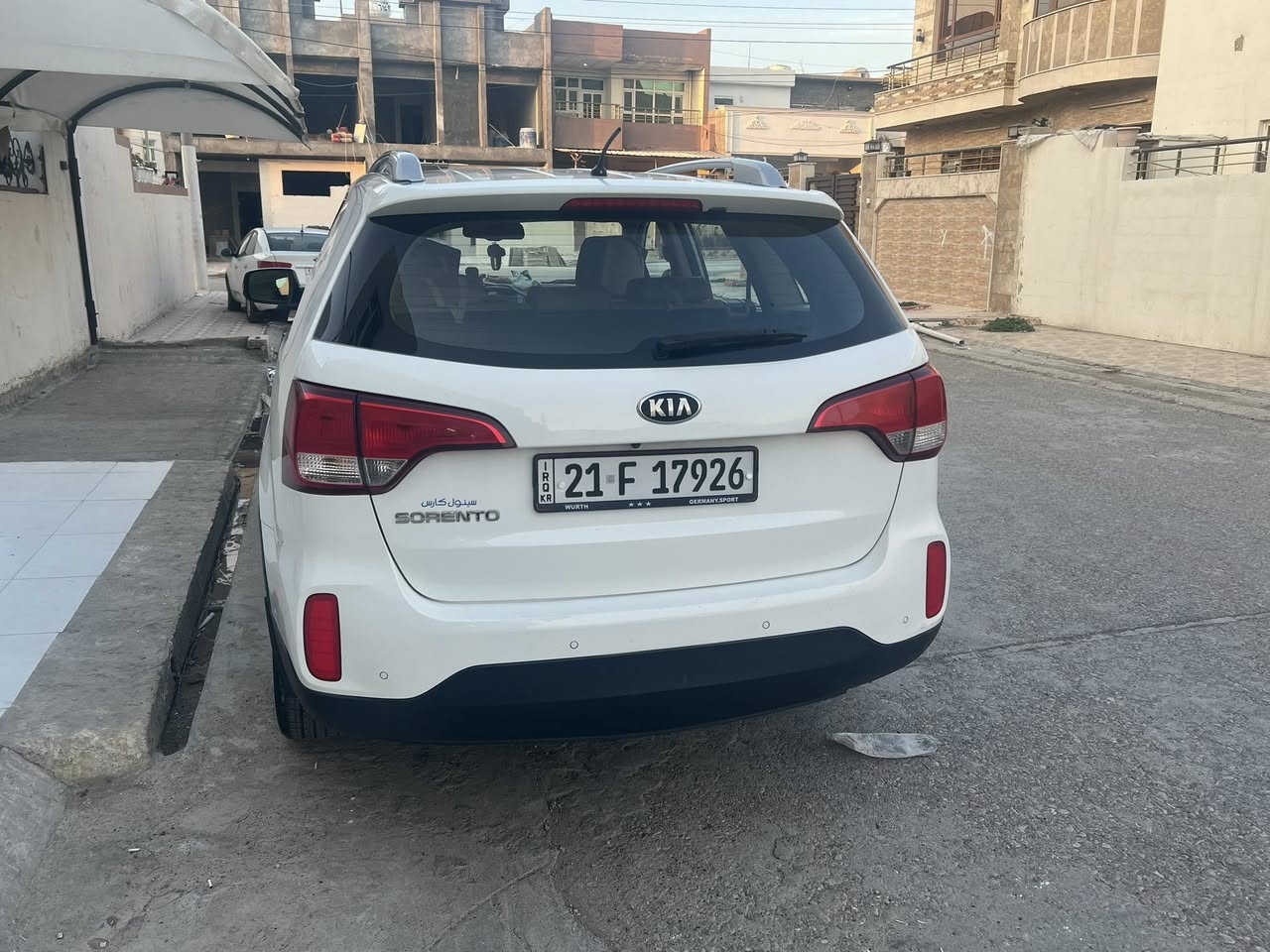 للبيع Kia Sorento 2013 شكل 2015 — خليجية نظافة خاصة جداً 🔥
✔️ سورينتو لون أبيض بحالة ممتازة جداً
✔️ استعمال شخصي مرتب والسيارة نظيفة من الداخل والخارج 
✔️ ممشى ١٦٥ ألف فقط
✔️ محرك + قير + شاصي بحالة ممتازة علما ان سيارة خليجي يعني بدون ضربة 
✔️ تبريد ثلج ومكيف ممتاز
✔️ إطارات  وويل ١٩ وجنوط وكالة بحالة جيدة ماصارلي شهرين من بدلت تايرات شرط نيكسيون الكوري 
✔️ لا تحتاج أي مصروف وجاهزة للاستخدام مباشرة

💎 المواصفات:
* ٧ راكب 
*محرك ٢٦٠٠ دوش (المرغوب ) ٤ سلندر 
* قير أوتوماتيك وبيها نظام الگير العادي 
* تحكمات ستيرن 
* مثبت سرعة
* حساسات امامي وخلفي 
*تبريد ٣ قطع 
* كاميرا خلفية 
* مرايا شفط  مع إشارات بيها 
*مسجلها البلادي  + AUX + USB + Bluetooth
* داخلية بيجيي ودشبول اسود نظيفة جداً
* 
ملاحظة / اني سيارة تعبان عليها هواي وبحياتها مامشتمة ريحة بانزين العادي كلة محسن + اوكتان اخلي ويه كل تفويلة حتى احافظ على جودة واداء المحرك والنسبة لدهن مكينة اخليلها النوع الافضل ومرات اذا lique molly ماكو اخليلها التوتاشي الياباني 

ملاحضة / دهن الكير مصار فترة هواي من بدلتة ودائما اوديها سيرفس للشركة كيا باربيل 
 وسيارة سنويتها نافذة لغاية ٢٠٢٨وبأسم والدي 

🚘 السيارة شكلها مرتب جداً والطريق عليها ناعم وثابت
فحص متاح للجادين والسيارة تستاهل المعاينة

📍رقم أربيل
💰السعر:  163 وبي مجال و قابل للتفاوض بالمعقول 

📞 للتواصل خاص أو اتصال 
*********** 
العنوان / ديالى -خانقين
