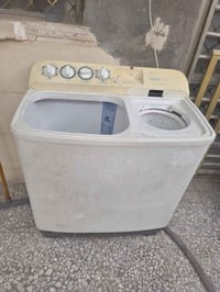 غسالة • نضيفة • باب مكسور