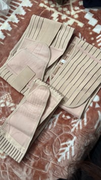 كورسيه جديد ما مستعمل  سعره السابق (٣٠) الف  قياس L للي وزنهم (٦٥-٥٣)