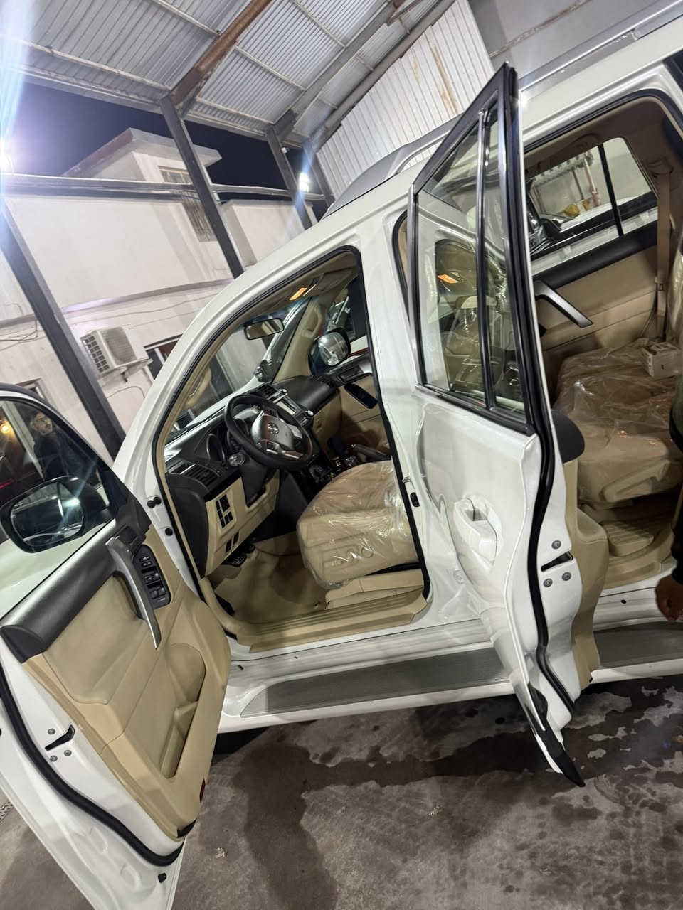 السلام عليكم
برادو ٢٠١٥ 
TXL
السيارة ماشيه ١٢٨ ك
على ايد وحدة من الشركة يعدها بلاد من كل النواحي صدر كير محرك شركة ممفتوحات
كشرها سليم من اي ضرر نهائيآ بدون صبغ بدون بارد
رقم اربيل بأسمي هزة باقيلها شهر فحص وسنوية جديدات 
رقم الجديد 
للأتصال ***********
مكانها بتكريت
