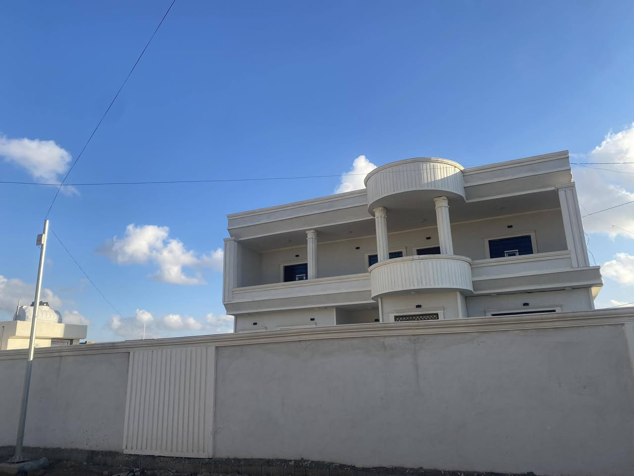 بيت ركن للبيع مساحه٦٠٠
مساحة البناء ٣٠٠متر 
مكون من ٦غرف نوم مساحة كل غرفه٥*٤   ٣فوك أو ٣ارضي 
+مطبخ حار بارد+ربعه ٩*٥+صحيات داخليه +خارجيه 
البيت صفر ما مسكون 
المكان العلم طريق روتانا قرب ملعب القلعه للستفسار الاتصال 
***********
