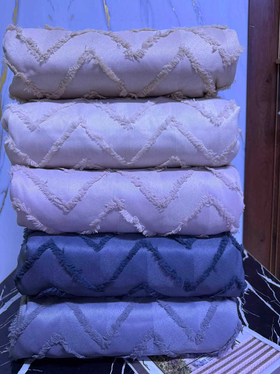 ✨ فخامة وأناقة.. بردة بوهيمي جاكار ثقيل وصلت 

لكل من يدور على الذوق العالي والترتيب الصح لبيته، جبنالكم أرقى الموديلات وأحدثها! 😍
📐 المواصفات والتفاصيل:
 النوعية: بردة بوهيمي جاكار ثقيل (خامة أصلية وممتازة).
 الموديل: نظام حلق ستيل 

 القياس: ٤متر عرض طول ٣ (يجي قطعتين كاملة بالحقيبة).

🛑 تنويه وتنبيه لزبائننا الغوالي:
بردة الجاكار هذي تختلف جذرّياً عن باقي البردات البوهيمية العادية الموجودة بالسوق. هذي تجي ثقيلة وخامتها ناعمة 100% يعني كعدة ونزلة تجنن عالأرض ومظهرها فد شي فاخر! 😉👌
📥 للحجز أو الاستفسار:
راسلونا على خاص الصفحة أو اتركوا تعليق، وتدللون علينه نرد عليكم فوراً!
(متوفرة خدمة توصيل سريعة لكافة المحافظات 🚗)


**إذا كنت صاحب هذا الإعلان وتريد حذفه لأي سبب، رجاءا أرسل رسالة إلى الدعم الفني**
