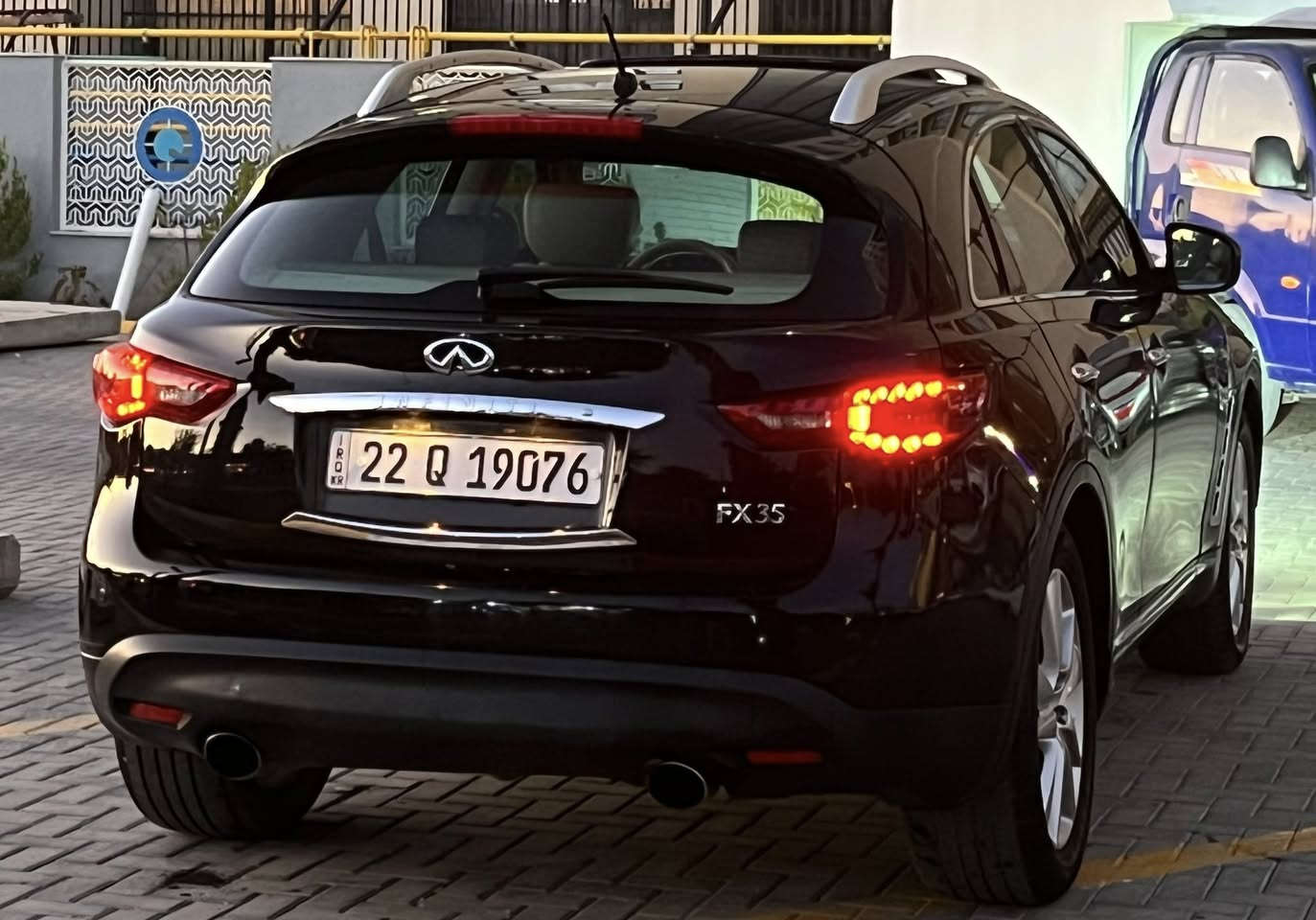 السلام عليكم نيسان انفنتي fx موديل٢٠١٢ خليجي رقم أربيل الجديد سنويه وارقام وهزه كلها جديده شرط التحويل 
السياره من ٢٠١٢ لحد هذا اليوم على ايد شخص واحد 
السياره كلش جديده فوك متتصور تراي مكينه كير تبريد كهربائيات كلها جديده شركه بعدها شرط الفحص حتى الدشبول الخلفي موجود بيها 
بيها  صفحه كلير فقط انشخطت بشيش بدون قطره معجون 
شرط الفحص 
سته سلندر 3500 
المواصفات فول الفول  
سلايت طكتين 
بصمه ابواب بصمه تشغيل 
جنطه شفط كهرباء 
داخل بيجي 
اربع كامرات محيطيه
حساس امامي حساس خلفي 
داخل صاج 
تدفئه تبريد كشنات.شغالات 
كشنات جلد نظافتهن ١٠٠٪؜١٠٠
داخل كله جديد بدون خدش 
قطعتين تبريد منفصل 
كشنات وستيرن خزن ميموري 
دمام سماعات بلادي بوس يخبل صوتهن 
سبير مال شركه بعده بيها 
بجم زنون اصلي كله 
مرايات شفط كهرباء 
تخم تاير جديد 
وبعد بيها مواصفات السياره كلش جديده وحلوه بل عافيه عل تكون من نصيبه 
السعر مناسب جداً١٢٣$ 
مكاني بغداد حي الجهاد رقمي الشراي يتصل 
***********
***********
