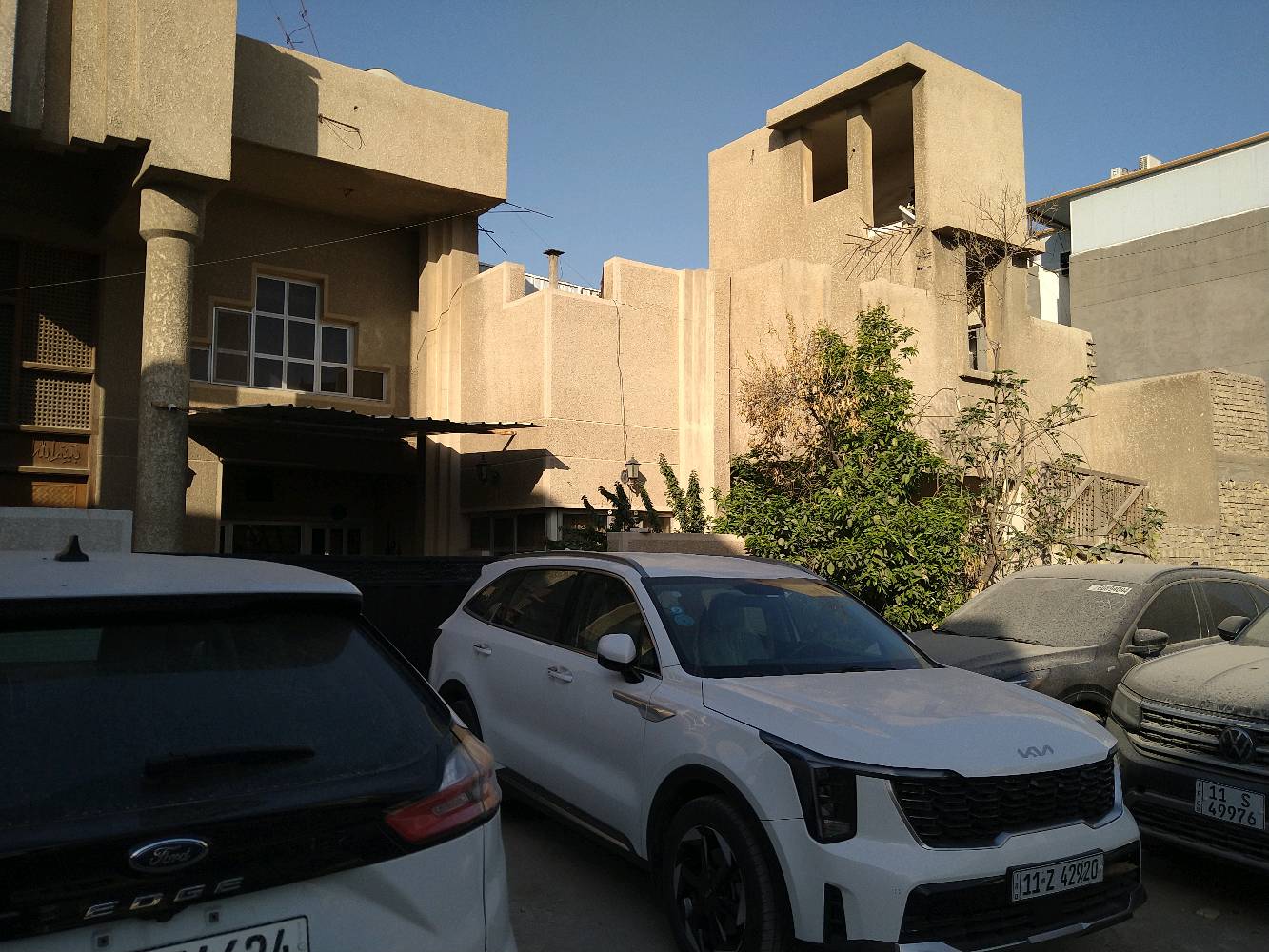 العقار مكون من خمس بيوت 
البيت الرئيسي مكون من طابقين 
و المشتملات الاربعة  طابق واحد ( 2 غرفة نوم ,حمام, مطبخ , غرفة المعيشة و غرفة استقبال )  
البيت الرئيسي مكون من حمامين و اربع غرف نوم ,مطبخ , غرفة المعيشة , غرفة الاستقبال ) .. العقار به ثلاث گراجات من الجهتين
العقار مبني سنة 1996