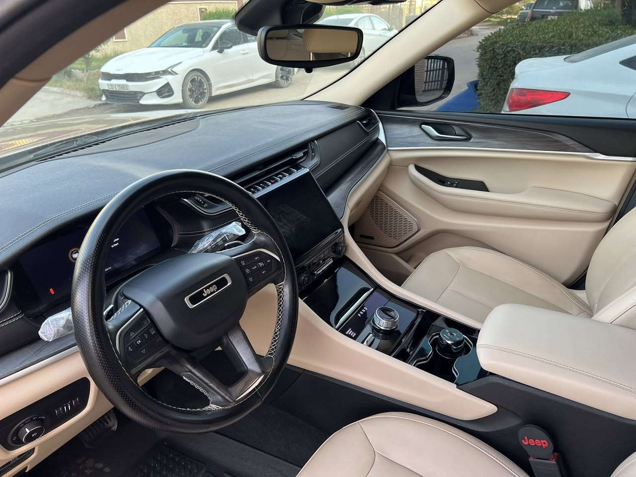 السلام عليكم جيب كراند شيروكي موديل 2021 رقم بغداد بأسمي وارد امريكي بدون ايرباك حادثها فقط جاملغ وبنيد نفسهن مصلحات باقي السيارة مكفولة من الصبغ والتبديل المكينة والكير والحدادية والتبريد مكفولات 
فول مواصفات / بنراما /كشنات جلد كريمي /كامرة محيطية داخل السيارة وخارجها/ رادارات امامي وخلفي وجانبي /توقف ذاتي كشنات منفصل /لد بالدشبول / كشنات خزن ميموري كل المواصفات الفول موجودة بيها 
السيارة استخدام قليل وكل تفاصيلها على وضع الشركة 
السعر 295 ورقة
مكاني بابل حي الامير  لاستفسار لاتصال على الرقم  ***********
