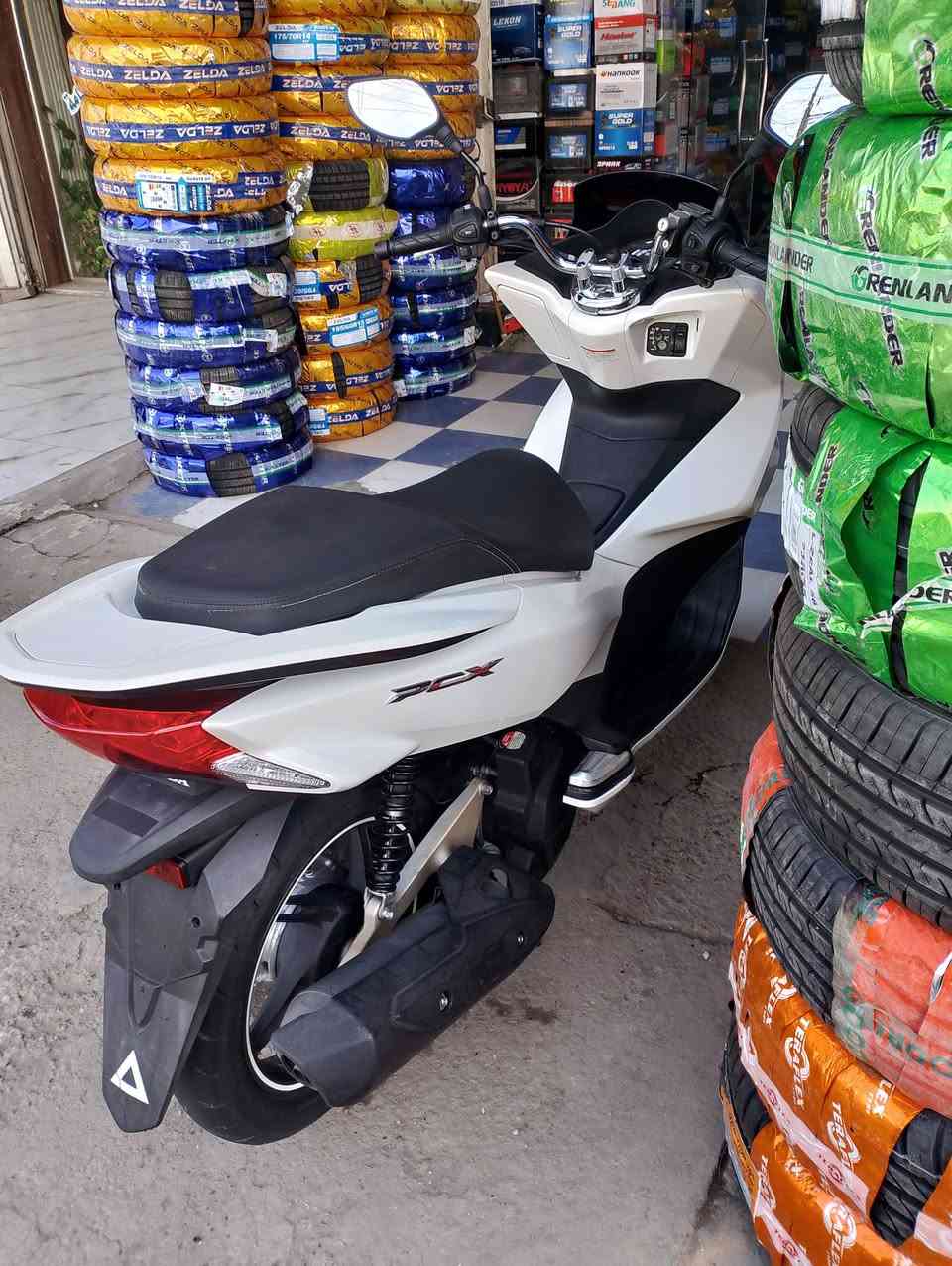 سلام عليكم Pcx جيل ثاني ياباني Jf دراجة صارله اسبوعين نازلة من معرض دبي دراجة جديدة كولش بعد احلى من الصور ماشية 30 المكان بغداد شارع فلسطين *********** رجائا الي مايعرف بيهن لحد ليخن ويصير براسي ابو العريف فقط الجناي يتصل سبب البيع طلع تعين وممحتاجها
