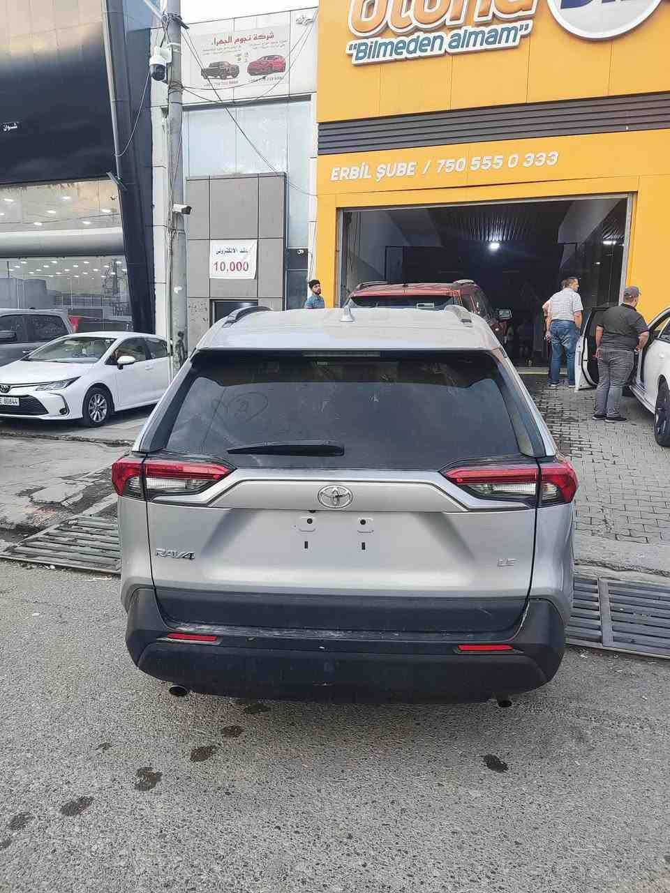 تويتا رافؤر٢٠٢١
واريد ئه مريكي
مواسفاتLe
ئيكؤ
بريك كاره بايي
رادارخه تي جاده
ته حديد سورعه
٦٧هه زار مايل رؤشتوه
گيرومكينه  سفره
ده ستكاري هيچي نه كراوه 
٤ بستؤن
ره قه م هه ولير
ره قه م و سه نه وي نوييه
به ناوخؤمه
بؤياغ ده رگاي سايه ق 
ده رگاي دواي سايه ق نيوه يه
نيوه ي دؤسه ي بؤياغه
پيش و پشتي كه پسه 
ئيرباگي داشبول نه ته قيوه 
سوكان   سيسته مه 
ديناريك مه سروفيرنيه
شوين قه لادزئ
***********
سعري ٢ دفتر محامه له بشدار, السليمانية
