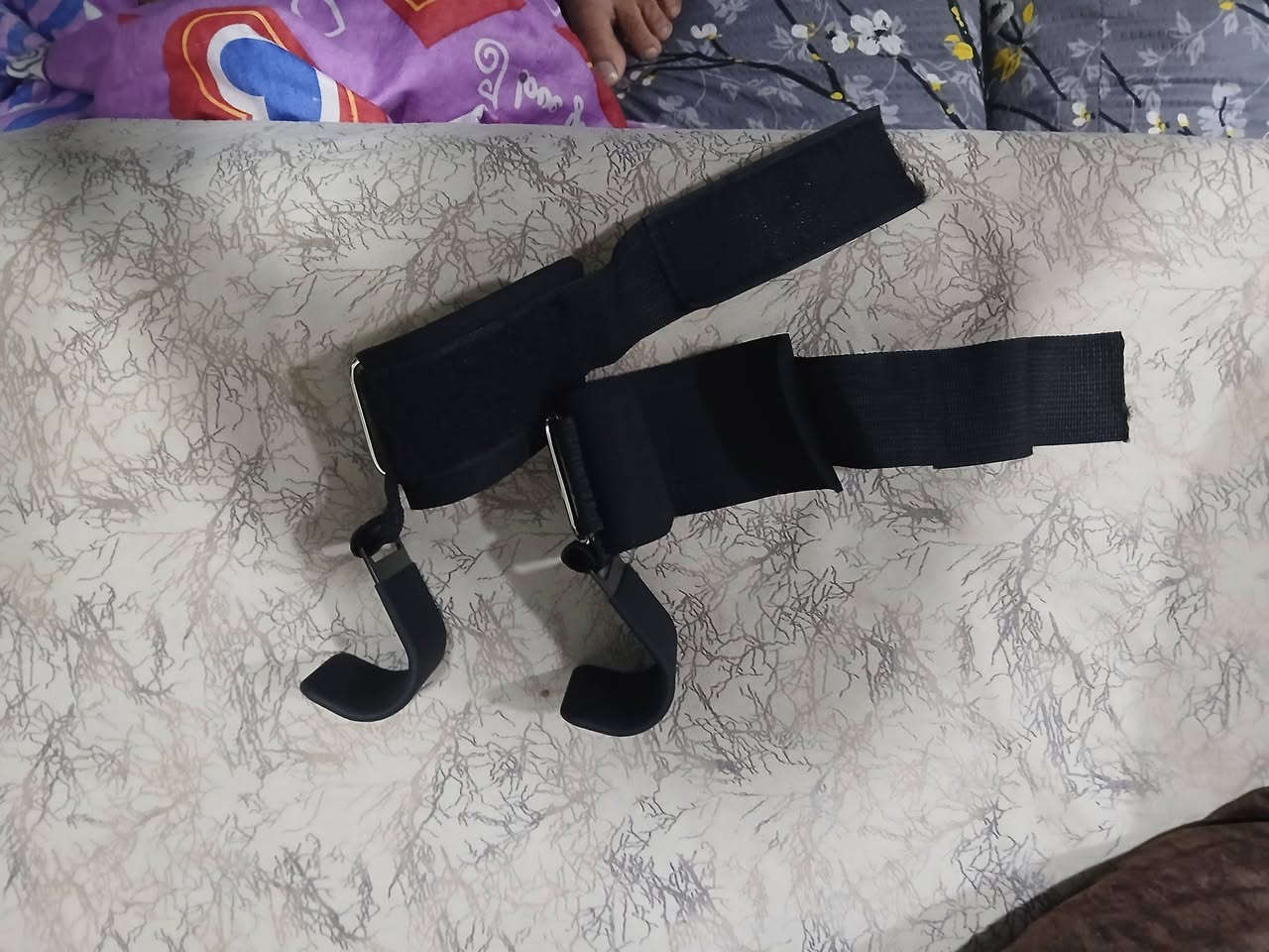خطافات تمرين تقليل الضغط على المفصل اليد استعمال قليل سعرهن ١٥ الف @ وحزام تمرين عضلات الرقبه جديد غير مستعمل ٢٥ الف المكان حي الجهاد بغداد ***********
