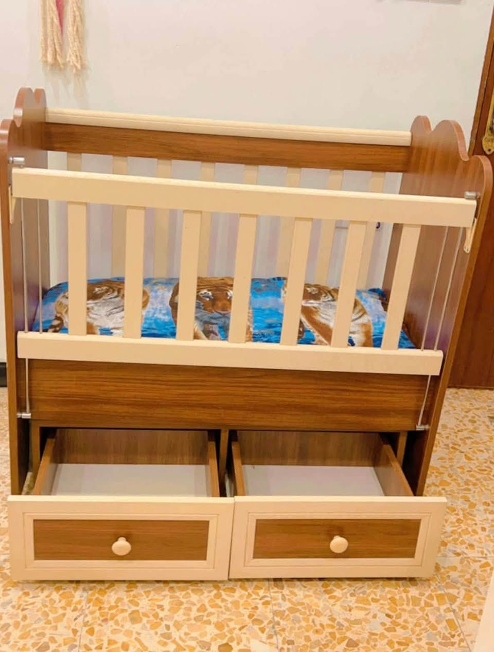 سرير طفل هو سرير ثابت هو هزاز الباب الاماميه سلايت تصعد وتنزل استعمال قليل نظافه ٩٠٪؜ ماخذته ١٧٥ قيم واخذ


**إذا كنت صاحب هذا الإعلان وتريد حذفه لأي سبب، رجاءا أرسل رسالة إلى الدعم الفني**
