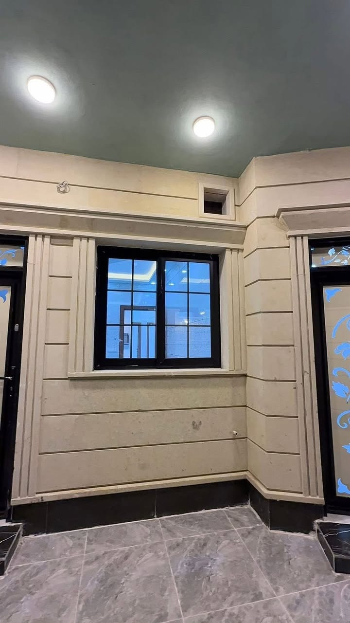 ماشاء الله بسم الله عرض حصري بناء 2026 زيرووووو                                         السلام عليكم 
للبيع دارين تون موقع مميز القادسيه خلف مدينة اللعاب 
مساحه كل دار : 150 متر الواجهه 7 و نص النزال 20 
الدار زيرو 2026 البناء درجه اولى 
مساحه الشارع 20 متر 
يحتوي الدار على : 4 غرف نوم + استقبال + موزع ارضي + مطبخ + صحيات داخليه و خارجيه + موزع طابق ثاني + صحيات طابق ثاني + حجر اخضر 
للاستفسار اكثر مراجعة مكتب علي واحمد للعقار
او مراسلة الصفحه 
او الاتصال على الرقم  ‭0772 305 3973‬#للجميع
