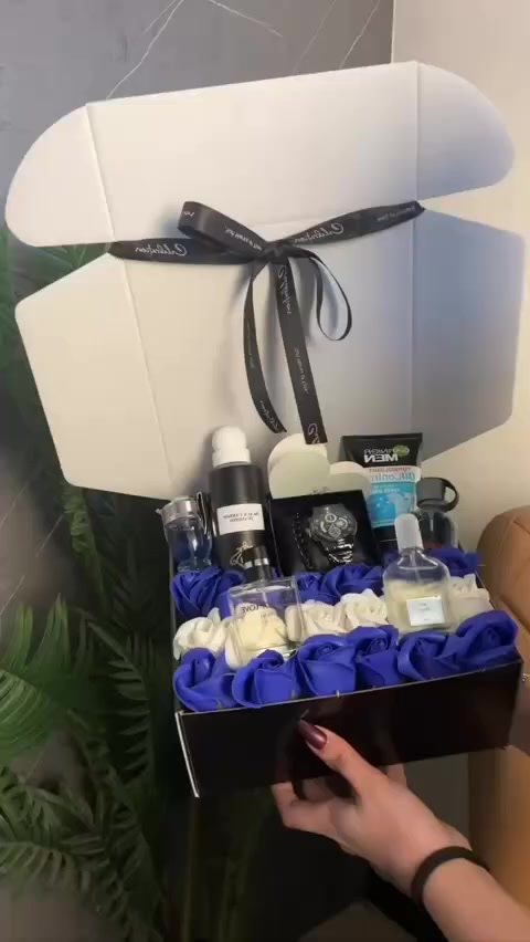 بوكس صنع بكل حب.. لروحٍ تجعل لكل يوم معنى. كل عام وأنت حبيبي. 🌹⌚️"

التفاصيل الصغيرة هي التي تصنع الذكريات الكبيرة.. هدية بلمسة من الفخامة لمن يملأ حياتي بالجمال. عيد حب سعيد 
لأغلى الناس. 🎁💙"
أنتَ العطر الذي يفُوح في أيامي، وأنتَ الوقت الذي لا أريد أن ينتهي. عيد حب سعيد يا أغلى هدايا القدر. 🎁👑"

لأنك الحب الذي لا يتكرر، ولأنك تستحق أجمل التفاصيل.. اخترتُ لك من بين كل الهدايا ما يليق بمكانتك في قلبي. كل عام وأنت نبضي وسعادتي. ❤️✨"
مع كارت حسب العبارة لتردوها 😍

سعر البوكس ٣٥ الف


**إذا كنت صاحب هذا الإعلان وتريد حذفه لأي سبب، رجاءا أرسل رسالة إلى الدعم الفني**