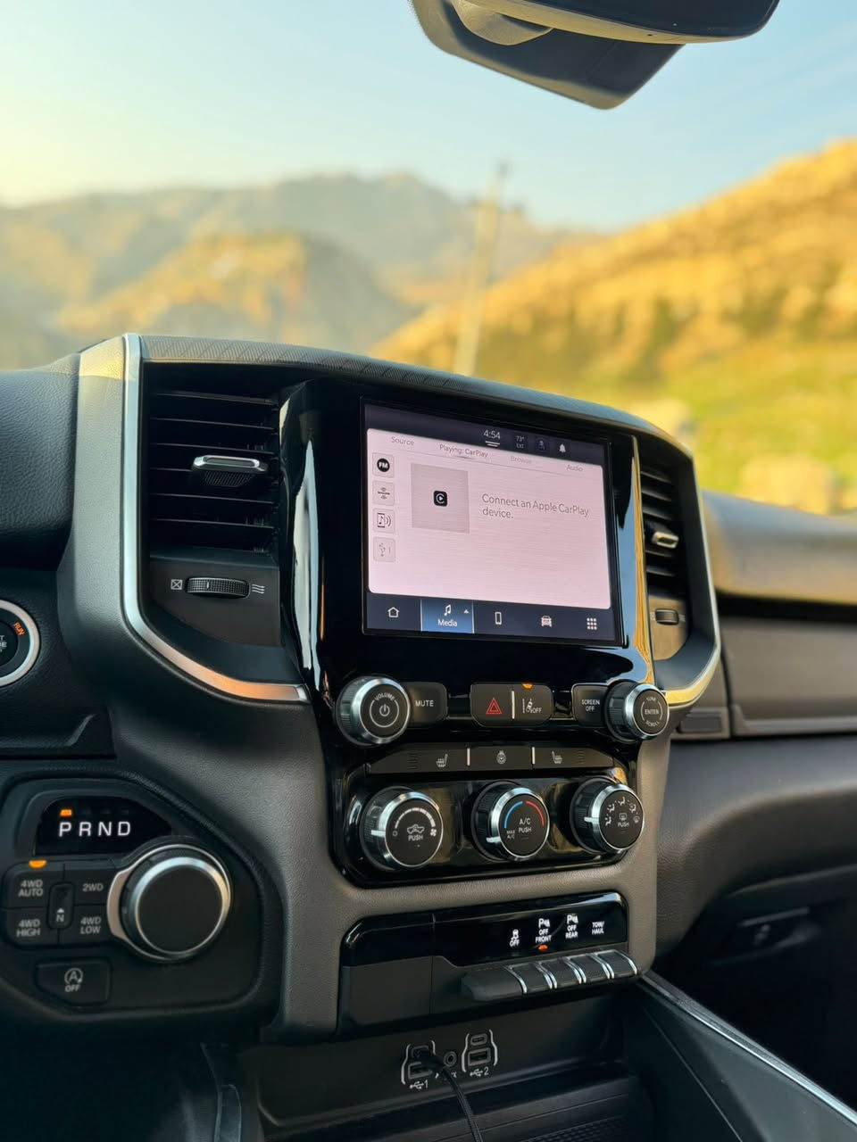 السلام عليكم
1500 RAM🔥 موديل 2025

محرك 6 سلندر توين تيربو (Twin turbo) قوة و اداة عالي

دفع رباعي(4x4) جاهز لكل الطرق

✅ الحالة :
 بدون صبغ (وكالة) 
باب جبير+ بودي قصير
بك هورن (Bighorn) المرغوب

✅المواصفات : 
شاشة وسطية كبيرة حديثة 
كاميرا خلفية + حساسات 
تشغيل بصمة (stop/start) 
نظام دخول ذكي 
كير اوتوماتيك 8 سرعات 
مقاعد مريحة قماش / كهرباء 
تحكم ستيرن 
مثبت السرعة 
نظام توفير الوقود eco mode
نظام مانع الانزلاق و الثبات 
رنقات المنيوم وكالة 
إنارة ليدLed امامي و خلفي 

✅الميزات :
محرك اقتصادي مقارنة القوة 
سيارة نظيفة و جاهزة 
السعر 343$ ورقة و بيه مجال 
الموقع : اربيل
للاستفسار : ***********
