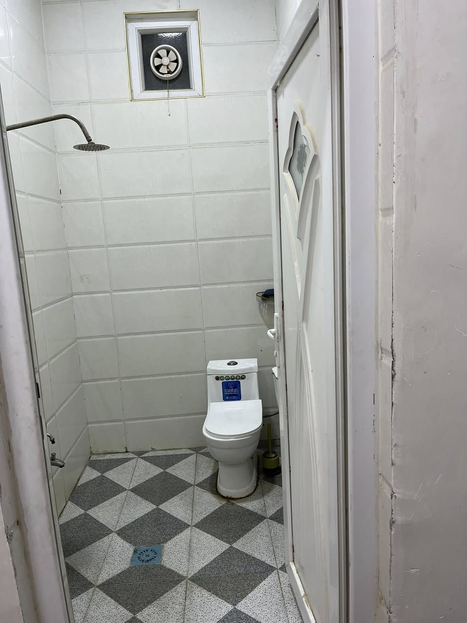 مساحة البيت 150
واجهه 6
نزال 25
زراعي سند 25 مشمول بالطويب
عكاده يحتوي على طابقين
الطابق الاول صحيات داخليه وخارجيه مطبخ غرفه واستقبال وصاله
الطابق الثاني كامل هيكل كهرباء ومي ومجاري 
يحتوي على غرفتين وصاله وصحيات
الباب الامامي على شارع 12
ويحتوي باب خلفي على شارع 10
الموقع التقيه الثالثه داخل مجمع الروان 
السعر85 وبي مجال للشراي


**إذا كنت صاحب هذا الإعلان وتريد حذفه لأي سبب، رجاءا أرسل رسالة إلى الدعم الفني**