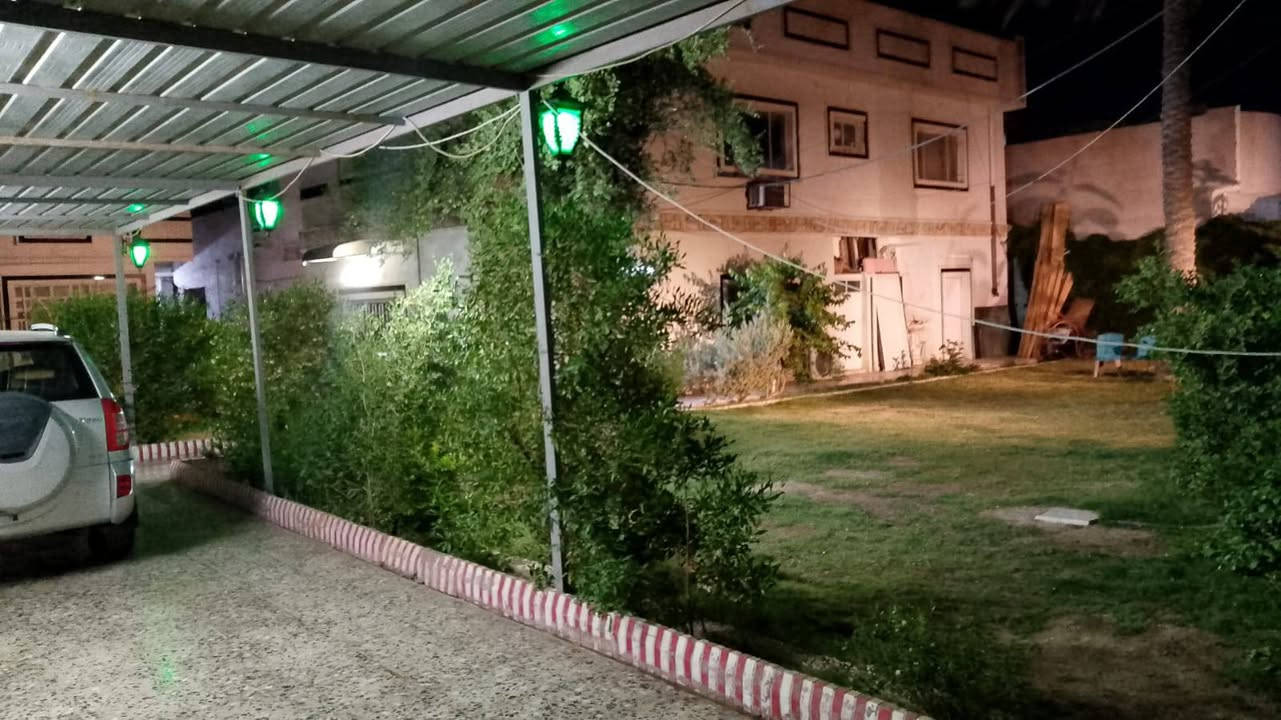 يالله سلام عليكم
بيتين مساحة ٩٤٠متر
طابو سند ٢٥ 
البيت إلاول  يحتوي على
٥ غرف نوم استقبال
حمامات عدد ٣ مطبخ وصاله 
البيت الثاني يحتوي على ٤نوم 
مطبخ استقبال وصاله حمامات عدد ٢
حديقة وكراج 
وحديقة ثانية خلف البيت 
موقع البيت قريب كلش الشارع العام 
مسافة ٥٠ متر العنوان المداىن منطقة الجعاره قرب جامع سيد علي
للاستفسار الاتصال على ***********
