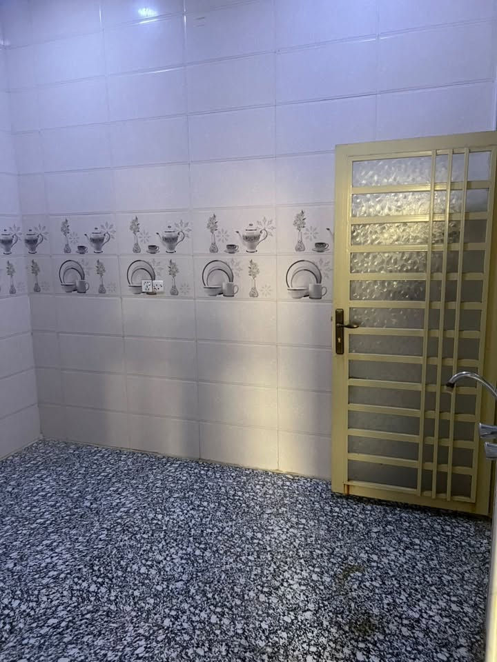 بيت لليجار مساحه 100 متر مربع بدايه حي الموضفين طابق واحد بيت نضيف مثل ماواضح امامكم رقم الهاتف ***********
