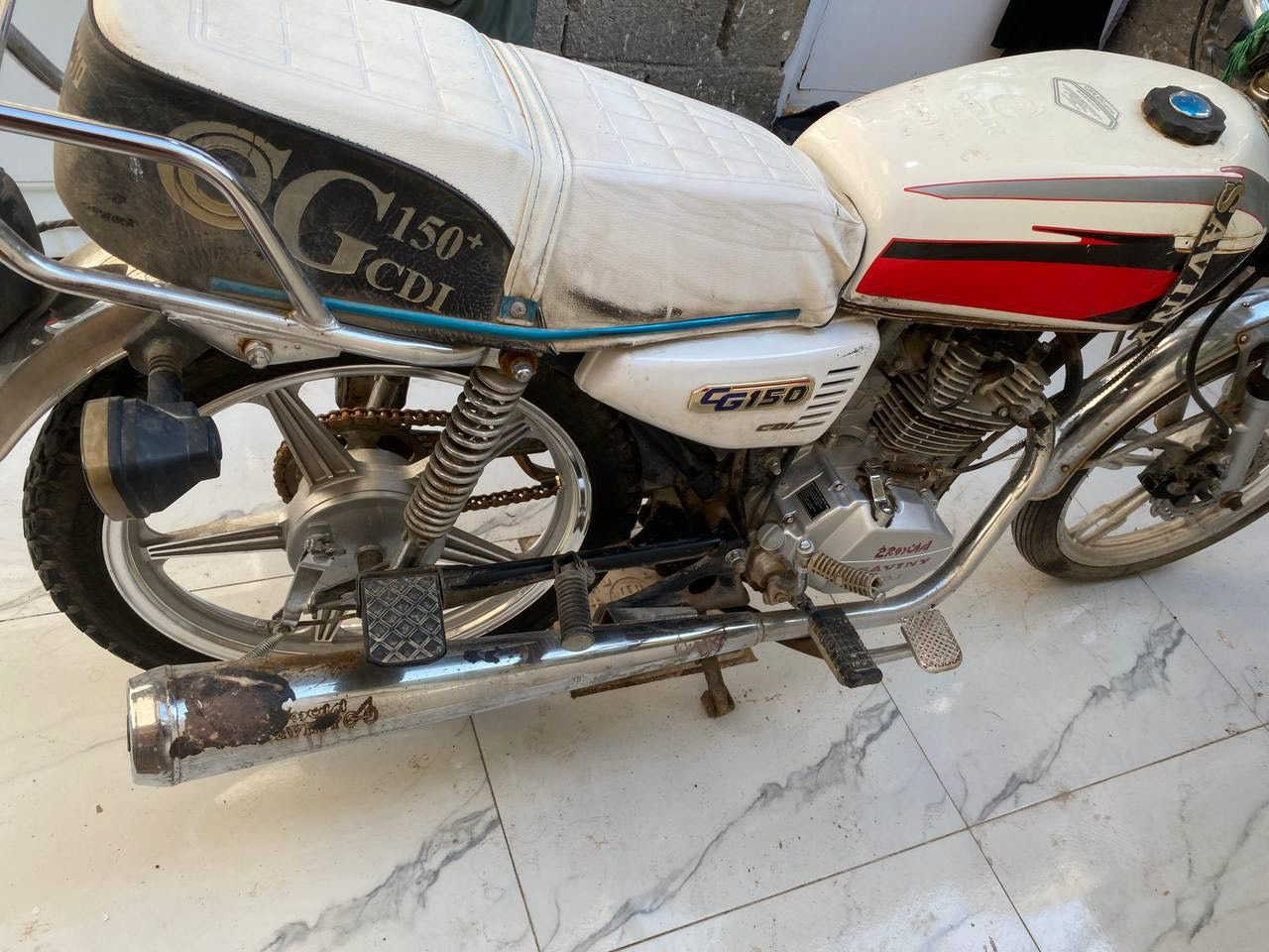 السلام عليكم دراجه للبيع أوراق اصولي محرك ما مفتوح دراجه جديده شوفت عينك 550وبيه مجال قليل ***********
