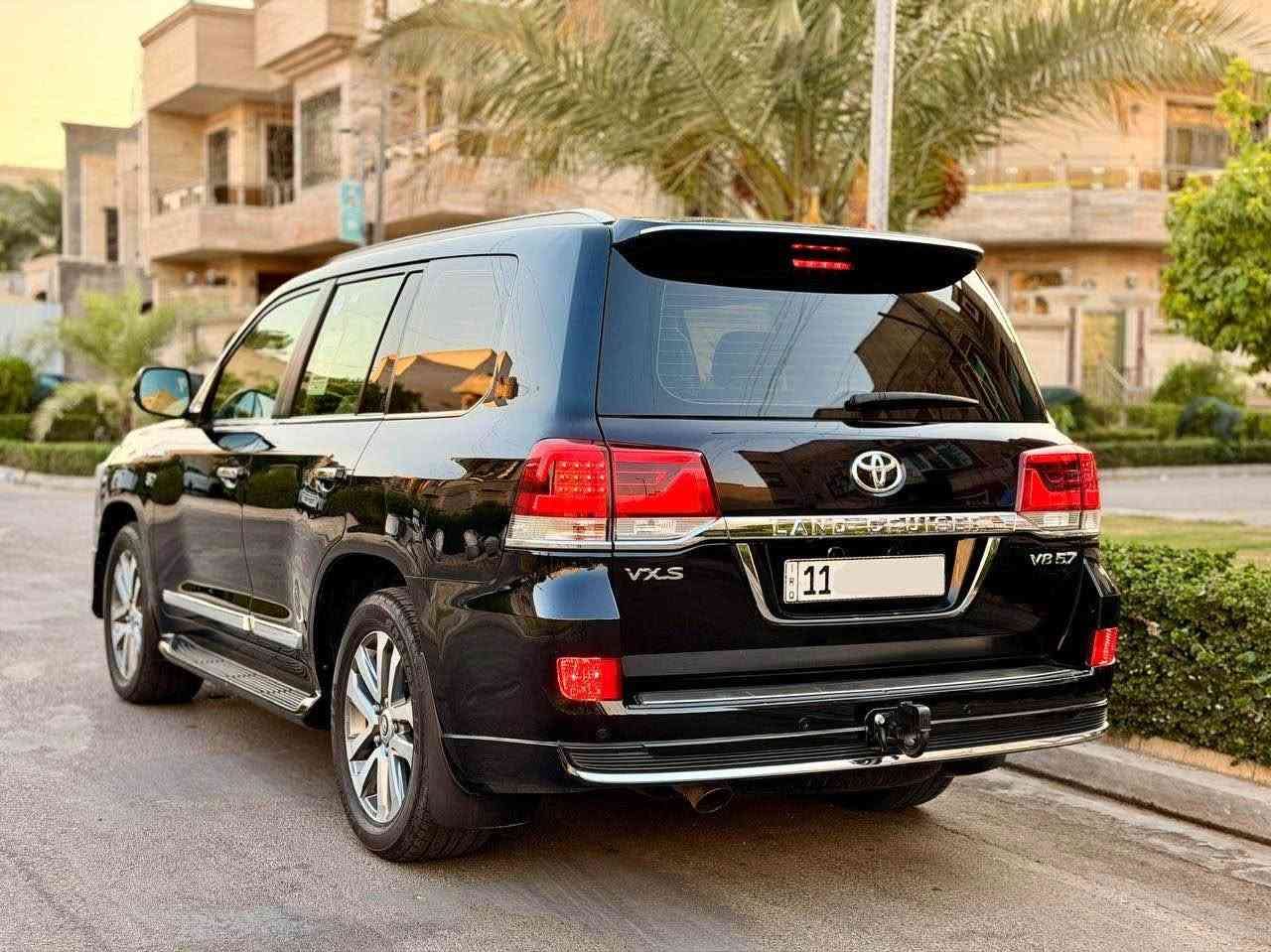 لاندكروز 2019 VX.S
محرك 5700 V8
ماشية 95 الف حقيقي 
السيارة مغلفة PPF اصلي ابو الضمان مكفولة كفالة عامة من جميع النواحي ونظيفة بمعنى الكلمه 
عدد البصمات 2 
المواصفات:
جكات 
انظمه قياده 
حساسات أمامي وخلفي
داخل قرميدي
كاميرات 360 أمامي وخلفي وجانبيات – 4 كاميرات
مري شفط ونظام ترحيب
اشاير لكزز سحب
تبريد بالكشنات
باب خلفي كهرباء
لايتات دبل عدسة + LED
جميع الكشنات كهرباء
زنون بلادي
فتحة سقف
داخل جلد 
نظام صوت Mark Levinson
مقاعد تدفئة وتهوية
3 شاشات
نظام مانع الانزلاق
نظام نزول المنحدرات
إشارات بالمرايا الجانبيه
شاحن لاسلكي 
ستيرن كهرباء + خزن ستيرن + خزن كشنات
وبعد بيها هواي مواصفات
السيارة جديدة جداً واستعمال نظيف رقم بغداد 
سعر 530 
الخاص مغلق

*********** بغداد, العراق
