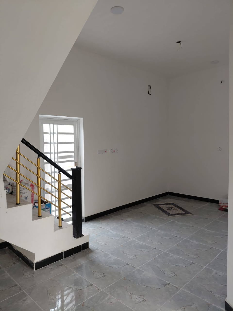 يالله
بيت طابو صرف للبيع المساحة 100 مربع  واجها 10 
للبيت طابقين يحتوي ع غرفتيت +ستقبال 
+صاله +صحيات داخل وخارج مناور 
البناء حديث بعده محد ساكن بي يعني لبيت زيروو
صوب بني ركاب بشويلي وجها ع منطقت شياع 
 بضبط يم شنايدر  
سعره 115 وبي مجال  الشراي  لبيت تحفه 
*********** واتساب  صادق
