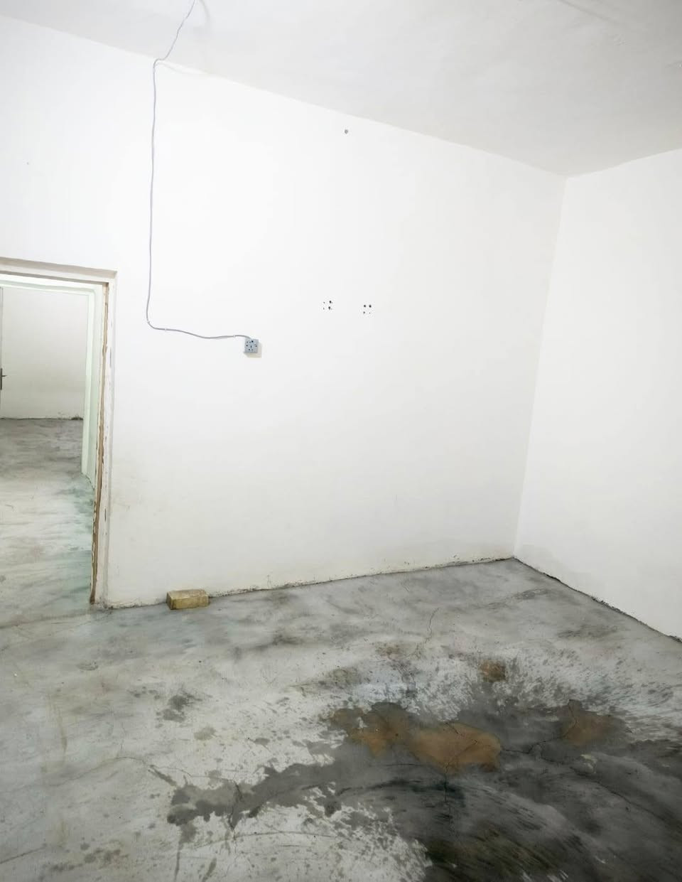 السلام عليكم
🛑#دار سكن للبيع  بناء قديم 

# المساحه 170م

..................... 

🛑# نوع العقار طابو صرف زراعي بإسم عراقي

🛑# وكاله ومكاتبه نسخه من طابو

................... 

🛑# يتكون من غرفه2 كل غرفه 4×4وصاله وموزع واستقبال 6×4 ومطبخ وصحيات حمام في الداخل وتاليت في الخارج 

🛑#يبعد عن الشارع الداخلي السايدين  وقبه بو الجوزي مشي سيرا 5 دقائق أقل النصف كيلو  عرض شارع البيت 7 ونص متر  

🛑#  جميع الخدمات متوفره مدارس وماء و كهرباء و مجاري 

🛑# خلف البيت نهر بزل للمجاري ماتحتار بيهن 

🛑# العنوان البصره ابو الجوزي مقابيل قبه أبو جوزي  وتدخل بلفرع 

...................... 
 
🛑السعر 60 وقابل للتفاوض... 

🛑الاستفسار📞 ***********
