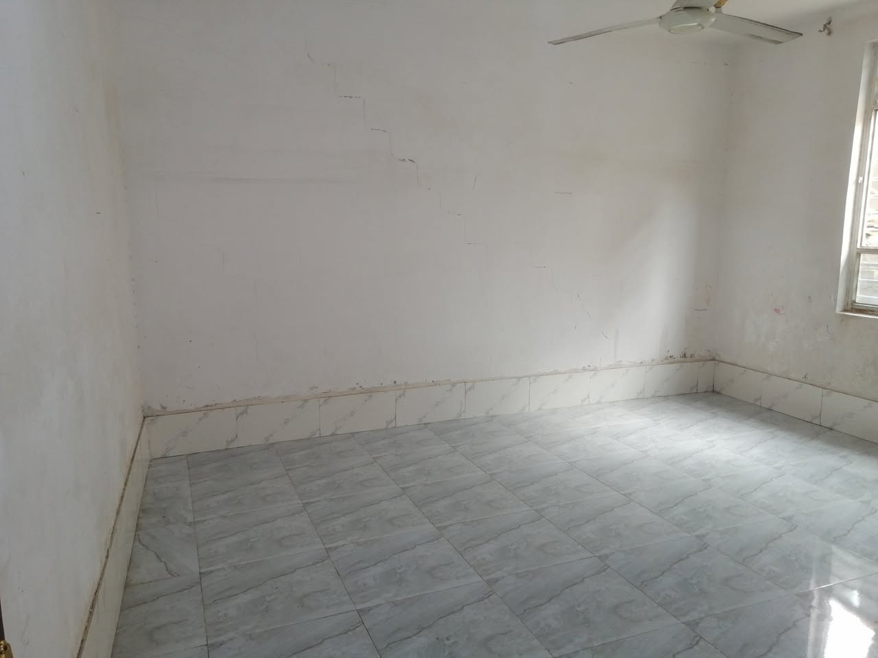 سلام عليكم بيت للبيع حي عداي مساحه 200 متر بيت كامل قريب علا مدرسه الشعب طابو ملك صرف بنآء حديث للاستفسار الاتصال على الرقم ***********
