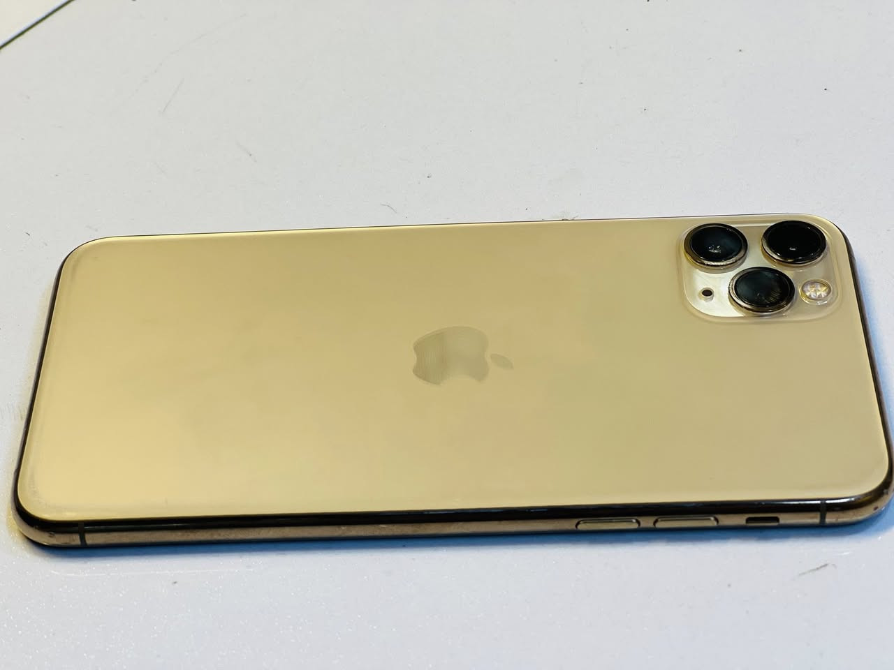 آيفون 11 برو ماكس ذ256 بطاريه 92 لون الذهبي المميز نضافه الجهاز 100‎%‎ اي استفسار الاتصال ع الرقم*********** او مراسله الصفحه
