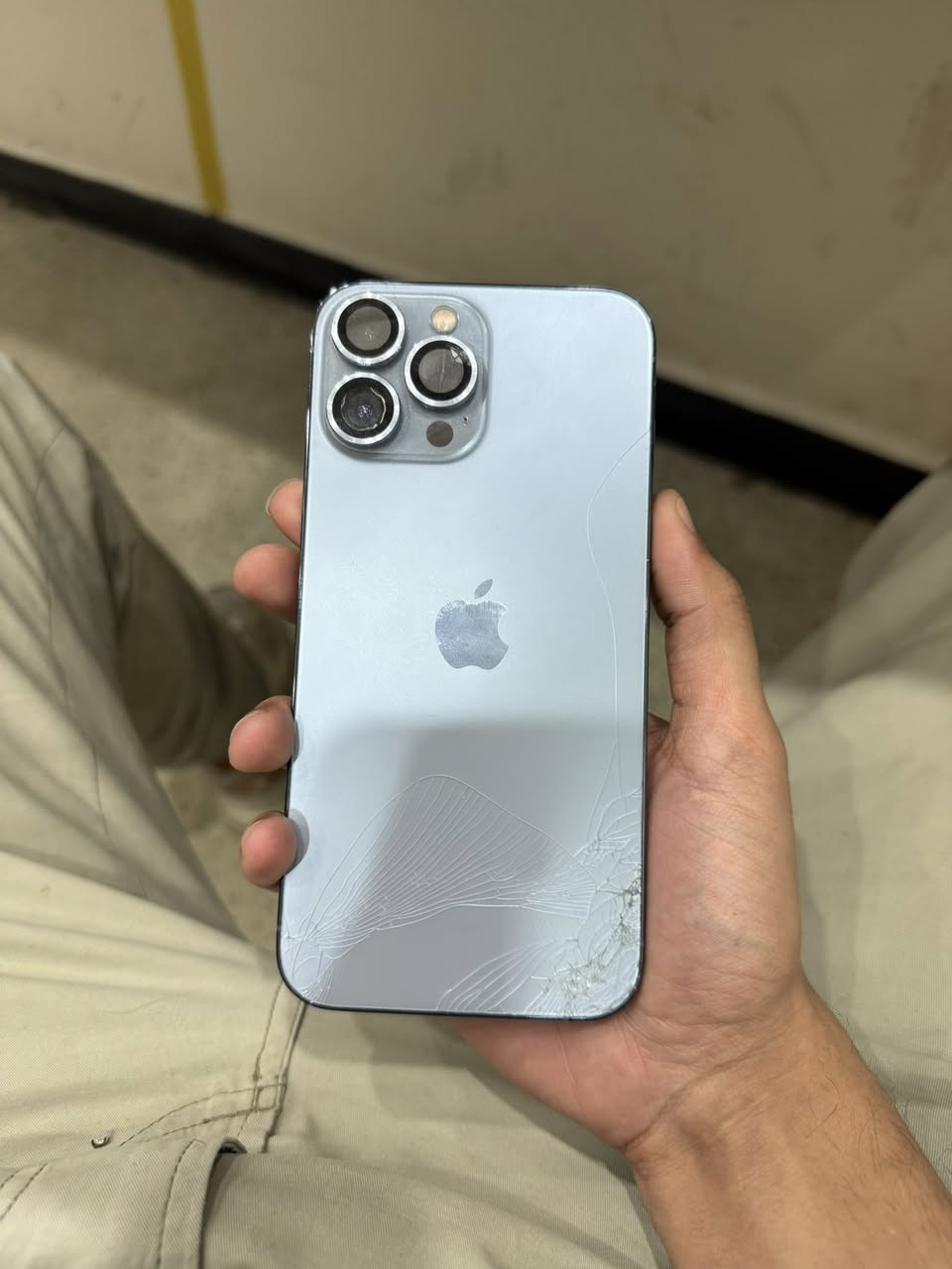 ايفون ١٣ برو ماكس ماستر AAA  ذاكرة 256
الجهاز لا مفتوح ولا مصلح الكامرة الخلفية واكفة ومكسورة العدسة الجوه والضهر مفطور الجهاز على وضعة ابيعة سعرة 400 للتواصل مامتواجد فيسبوك واتساب او اتصال ***********
