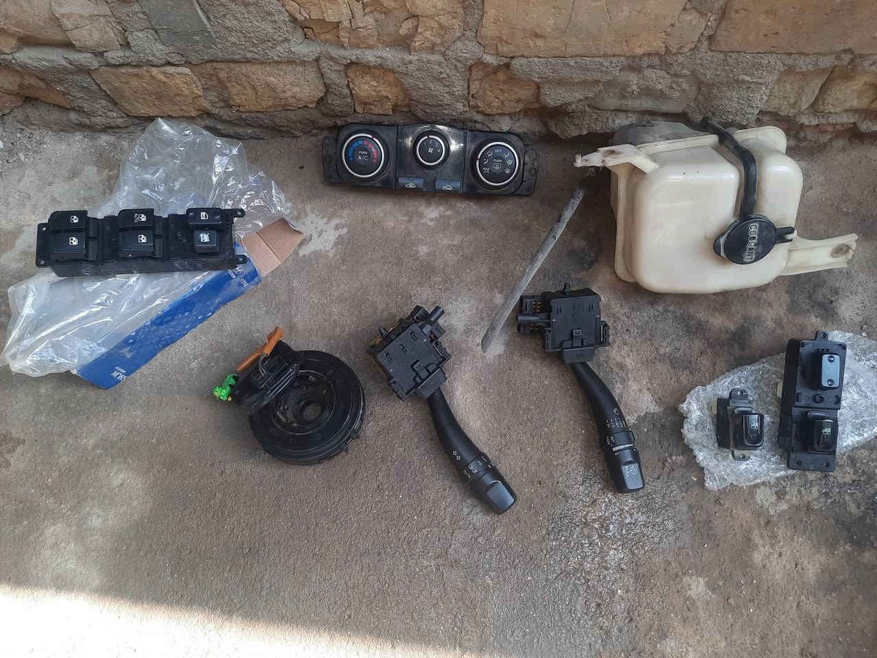 سلام عليكم اغراض سوناتا كله شغال قيم وخذ باليرضي الله بيهن شريط ستيرن شغال
بيهن  يدت اشارير ويدت ماسحات وجوكات مال تبريد وسيطره مال جام جديده وزوج بطاين الي وره التايرات الاماميه 
وقفل بتيد مال كصه بعده جديد وكيلون مال باب البقيه موجودات بالصور ابيعهن كلهن بيعه وحده 
***********
