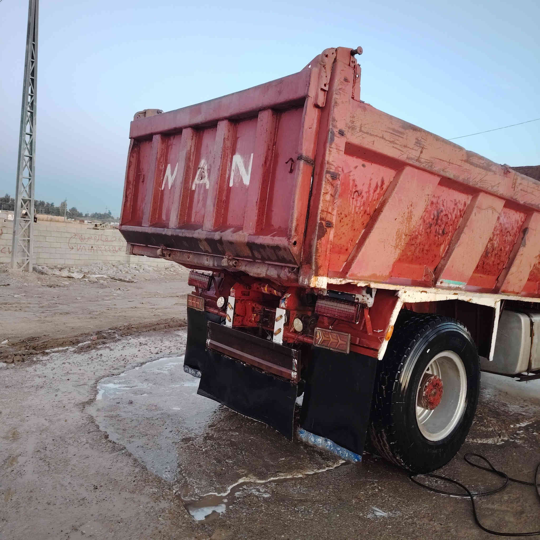 السلام عليكم مان للبيع ١٩٨١ محرك شرط كير شرط اكسل نص جيف خفيف كهربايات كله شغال باتريات جديد تخم تايرات جديد بس شاصي بيكسر مضروب باج يم قاعده اسبير السعر ١٢٥ وبي مجال مكان قضاء الحويجه ***********
