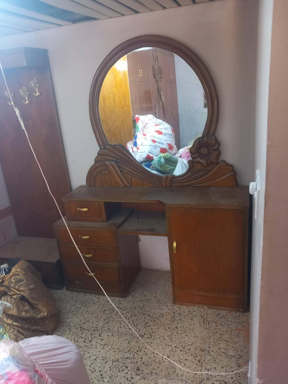 السلام وعليكم غرفه صاج تفصال تكمه  6 قطع لبيع مستعجل على بيعتها  بسبب الشيله لعنوان محموديه مجمع القعقاع موتاجد واتساب ***********
