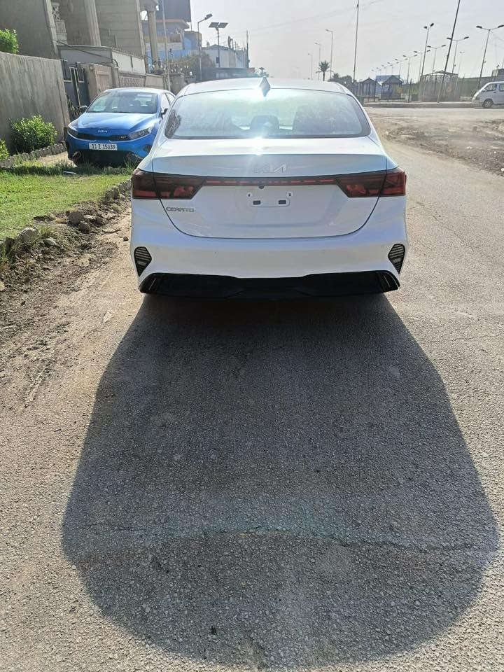 السلام عليكم
سيارة سيراتو موديل 2024 السياره حلوه مرتبه مكينة 2000 رقم بغداد انكليزي 
السعر. 165 ورقة وبيه مجال 
المكان بغداد مدينة الصدر قطاع. 79 
رقم ***********
