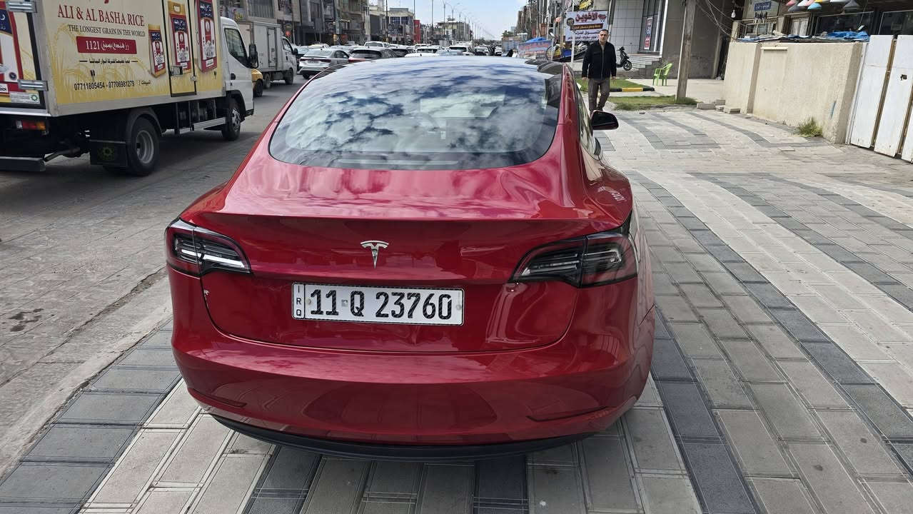تسلا 2023 امريكي ماشيه 45 رقم بغداد بسمي 
سياره جديده ما بيها اي نقص نضيفه مال جناي صورت حادثها موجوده ويا صور السعر 155 بيها مجال للشراي 
الاستفسار *********** مكاني بغداد السيديه
