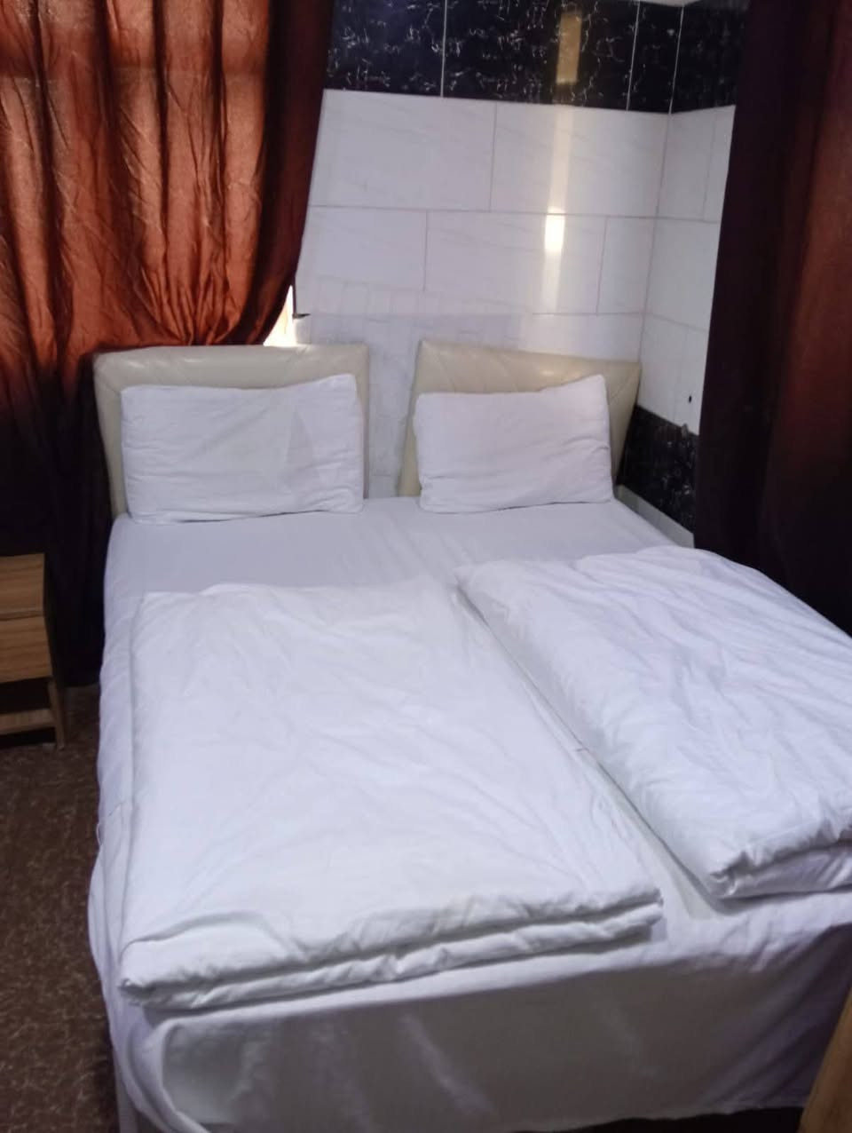 فندق النجم السياحي شارع الجمهوريه مجاور مدرسه المنار يرحب بكم اسعار مناسبه الحملات جاهز من مصعد الي مطعم واسعارنه مناسبه جدن الحملات  حملات خصم واسعار مناسبه.  ***********
