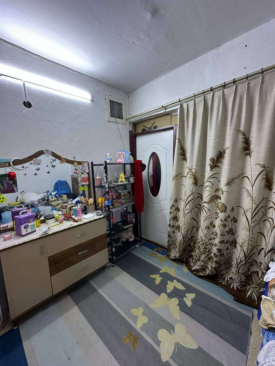 #عروض_مكتب_عـطـاء_الموصل
شقة منفردة للبيع
موقع: شقق الخضراء، قرب جامع المعافى
- 4 بيوت عن جامع المعافى
- قريبة على مدرسة الكون الابتدائية وثانوية الدجى
مساحة: 123 متر
محدثة بالكامل:
- مجاري
- سيراميك
الطابق الأرضي:

- استقبال
- هول
- مطبخ
- حار وبارد
- صحيات عدد 2
الطابق الثاني:
- 3 غرف نوم
- حمام
- السطح بي بيتونة
السعر: 95 مليون
بيها مجال 

***********

***********

***********
