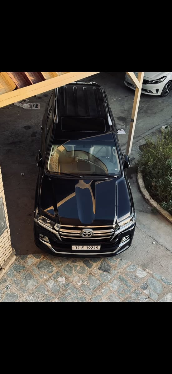 السلام عليكم
  تيوتا لاندكروز للبيع 2019 
ماشية 120 حقيقي
SAS محرك V8 4.7
لون نيلي
داخل جلد
فور ويل
شاحن لاسلكي
مري شفط + مري قلاب
كشنات كهرباء
حساس امامي خلفي
ثلاجة 
كروس سرعة 
كامرة دوارة 
ترحيب
جنطة كهرباء
تشغيل عن بعد
DVD دبل
وبعد بيه مواصفات
بيه فقط تكحيل بسيط يم الباب كفاله عامة ع سونار
رقم مميز 
مكانه كربلاء 
السعر 529 وبيه مجال 
***********
