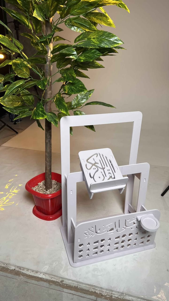 ستاند قرآن وصلاة متعدد الاستخدام مع حامل مصحف وحامل سجادة – تصميم مزخرف

• منظم عملي وأنيق للقرآن الكريم ومستلزمات الصلاة بتصميم مزخرف يناسب المنزل أو المصلى.

• حامل علوي مائل لوضع المصحف أو الكتاب بثبات أثناء القراءة.

• إطار خلفي لتعليق سجادة الصلاة بشكل مرتب.

• واجهة أمامية مزخرفة بعبارة «حي على الصلاة» ونقوش هندسية مفرغة.

• حامل دائري جانبي مخصص لوضع تربة الصلاة.

• تصميم قائم على قاعدة ثابتة مع هيكل متكامل بلون أبيض.

•الابعاد: 70*47*29 سم

• النوع: ستاند قرآن وصلاة قائم
• الزخرفة الأمامية: عبارة «حي على الصلاة» مع نقوش مفرغة
• يحتوي على: حامل مصحف مائل + علاقة سجادة + حامل دائري جانبي أربيل, العراق


**إذا كنت صاحب هذا الإعلان وتريد حذفه لأي سبب، رجاءا أرسل رسالة إلى الدعم الفني**
