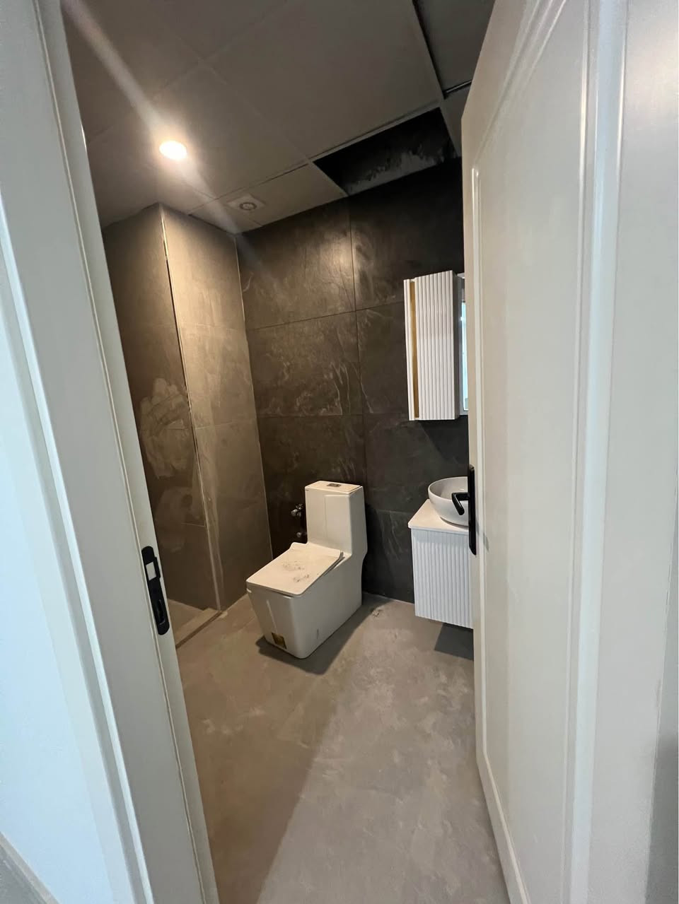 شقة للبيع في كرين وورلد تاور – أربيل
تدور على فخامة وراحة بنفس الوقت؟
#شقتك المثالية تنتظرك داخل كرين وورلد تاور، #المشروع اللي جمع بين التصميم العصري والموقع الذهبي ✨
#المواصفات:💎
• تتكون من : غرفة وصالة بتصميم أنيق وحديث
• مساحة: 84 م²
• السعر الكلي: 66,300$ - 6 دفاتر و63 ورقة
• دفعة أولى: 29,800$ 
• عند أستلام الشقة :  13,200$,- دفتر و32 ورقة والباقي #أقساط شهرية مريحة: 300$ فقط بالشهر 
📍#موقع استراتيجي في قلب أربيل، وخدمات فندقية راقية #تخليك تحس إنك تعيش داخل فندق خمس نجوم كل يوم 💫
🔥 لا تفوّت الفرصة – الأسعار تصعد كل يوم!
#احجز اليوم قبل لا تصعد #الأسعار وتضيع الفرصة من إيدك!👇🏼📞
( Call + WhatsApp + Viber )
0750-6364545
0770 4719566 
#كرين_وورلد #عقارات_أربيل
#كرين_وورلد #شقق_أربيل #استثمار_راقي #شقة_احلامك أربيل, العراق
