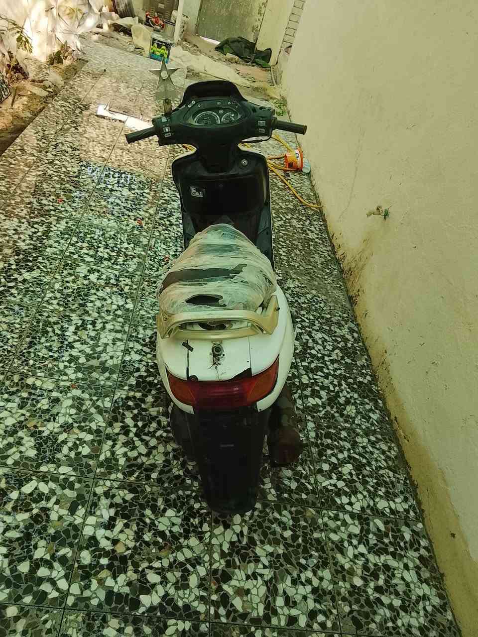 سلام عليكم اخوان عندي دراجه فحل مكينه ما مفتوحه كهربايات كله شغاله الدراجه سلف نكره مكاني كوفه بشارع المطار القديم السعر400الف 
الرقم ***********متواجد واتساب
