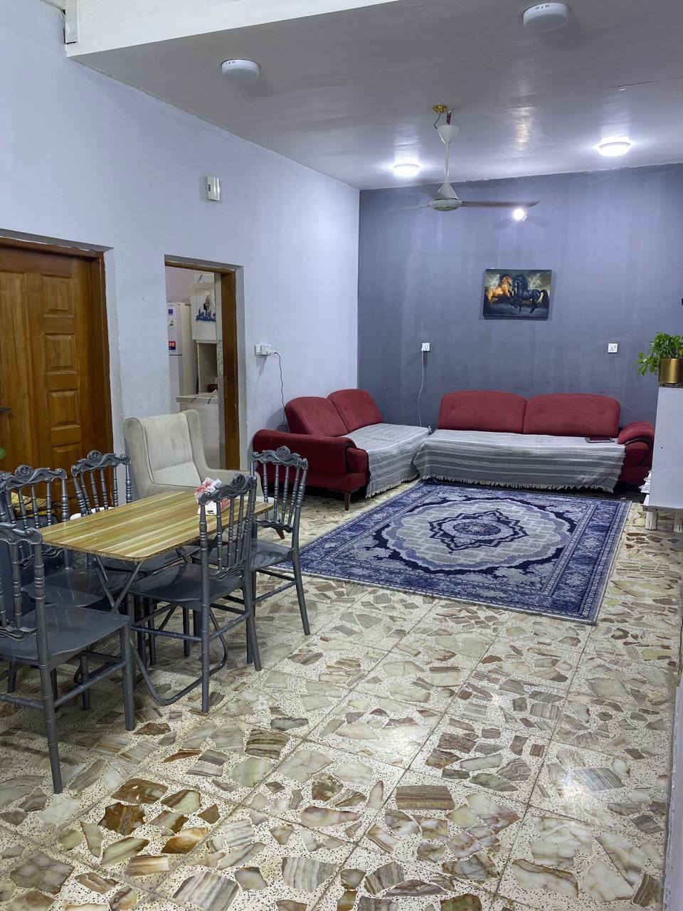 السلام عليكم 
 بيت زراعي للبيع سند ٢٥ 
 
بحي الجامعه خلف سيطره

 الجامعه يبعد عن الشارع العام ١٠٠م
 و يطل على شارعين 
 بيت ٢٠٠ م غرفتين و صاله و صحيات ثنين خارجيه و داخليه سيراميكو مطبخ سيراميك و استقبال وكراج سياره و ممرات داير البيت من جهتين البناء طابوق عگاده كلش نظيف و الارضيه كاشي درجه اولى مرمري
مساحات الغرف و الصاله و المطبخ و الاستقبال كبار و حلوات
 يعني حلوات و واسعات 
 
و صحيات و مطبخ و منزع سيراميك السطح شتايكر 
 
البيت مشمول بالمجاري
و التبليط راح يوصله
 البيت بناء ٢٠٢١ ومكانه جدا حلو و قريب  على شارعين 
 
 للاستفسار  ***********
