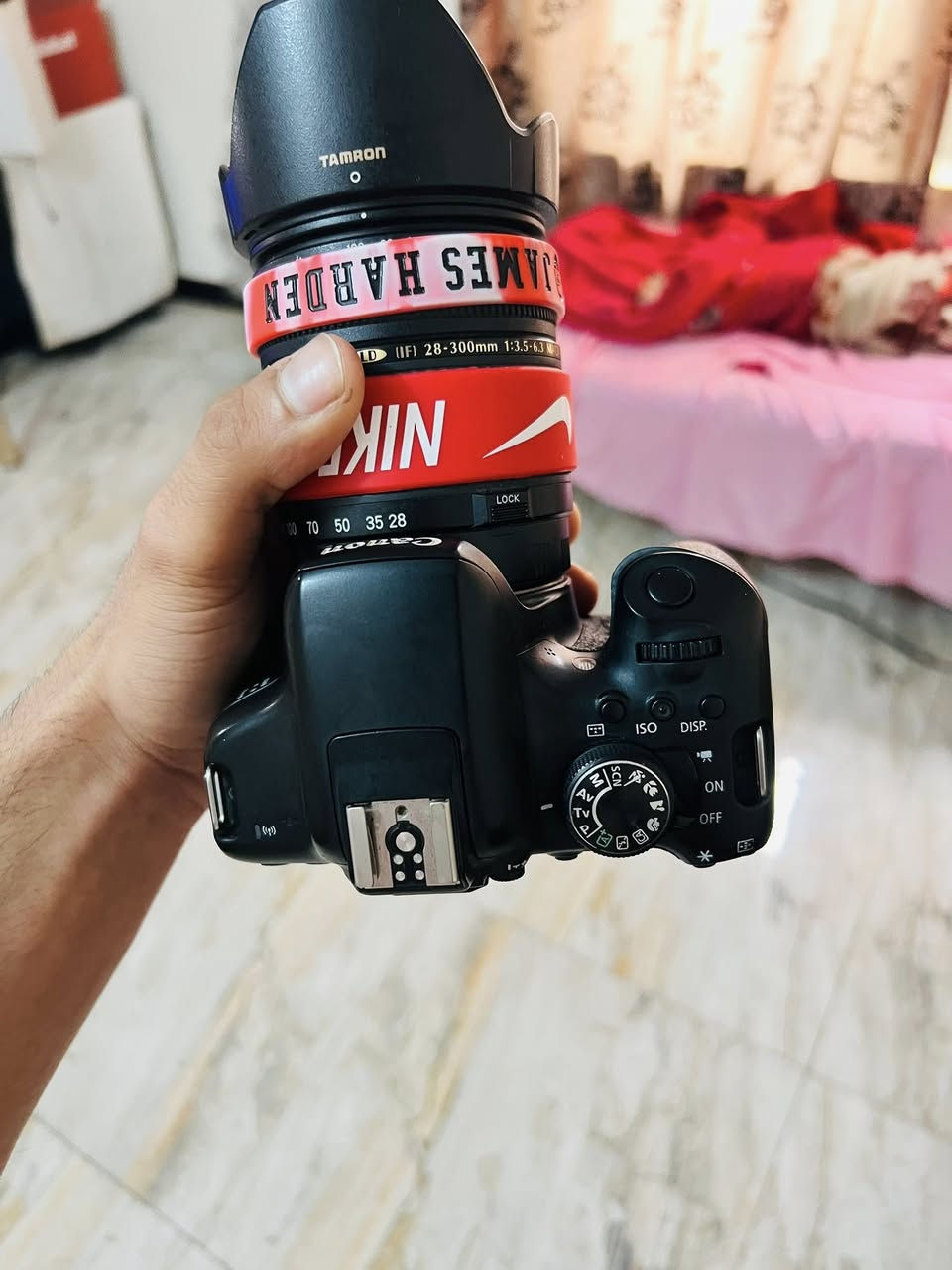 📸 للبيع: عدة تصوير فوتوغرافي وفيديو احترافية متكاملة (باكيج كامل)
للبيع مجموعة تصوير احترافية (بكج واحد)، الأغراض مستعملة ونظيفة جداً وبحالة ممتازة، مثالية لصناع المحتوى والمصورين.
محتويات المجموعة:
1. كاميرا (Canon EOS 750D):
• نظافة عالية جداً.
• شاشة لمس متحركة، تدعم (Wi-Fi) لنقل الصور والمقاطع مباشرة للموبايل.
2. عدسة شاملة (Tamron 28-300mm Macro):
• عدسة جوكر تغنيك عن كل العدسات، تصلح للتقريب (Zoom) العالي وللتصوير القريب (Macro) بدقة خرافية.
3. مانع اهتزاز (Gimbal) نوع (Zhiyun Weebill S):
• العملاق الصغير لتصوير الفيديو السينمائي بدون أي اهتزاز، مع كامل ملحقات الموازنة.
4. قبضة بطارية (Battery Grip) أصلية من Canon:
• لإعطاء مظهر احترافي للكاميرا ومضاعفة وقت التصوير (تشيل بطاريتين).
5. حقيبة ظهر (Backpack) احترافية:
• مبطنة ومخصصة لحماية الكاميرا والعدسة والمانع مع تقسيمات داخلية.
6. ملحقات إضافية مجانية:
• حزام الرقبة الأصلي.
• شاحن وبطارية.
• منفاخ تنظيف احترافي.
• هود (Hood) للعدسة وحماية مطاطية.
💰 السعر: 850 ألف دينار (سعر قفل بدون تفاوض).
📍 العنوان: بغداد - حي الشعب.
📞 للتواصل واتساب أو اتصال: ***********
