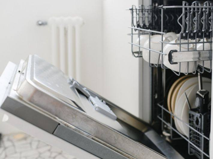 رمضان جاي والصحون هواي
تدلل علينا ست البيت العراقية
غسالة صحون ميديا 14 فرد (أبيض) - WQP14-5201C(W)-IQ
يعتبر هذا الموديل خياراً شائعاً في المنطقة، ويتميز بتصميمه العملي وسعته المناسبة للعائلات.
تصميم السلال: وفقاً لموقع الريان، تأتي هذه الغسالة بسعة 14 طقماً وتتضمن 3 سلال (رفين للأطباق ورف علوي للأدوات الصغيرة).
البرامج: تحتوي على 5 برامج تشغيل أساسية.
سلة الملاعق: تتوفر في بعض النسخ سلة ملاعق قابلة للنقل داخل الرف السفلي لتوفير مرونة أكبر في توزيع الأطباق


**إذا كنت صاحب هذا الإعلان وتريد حذفه لأي سبب، رجاءا أرسل رسالة إلى الدعم الفني**