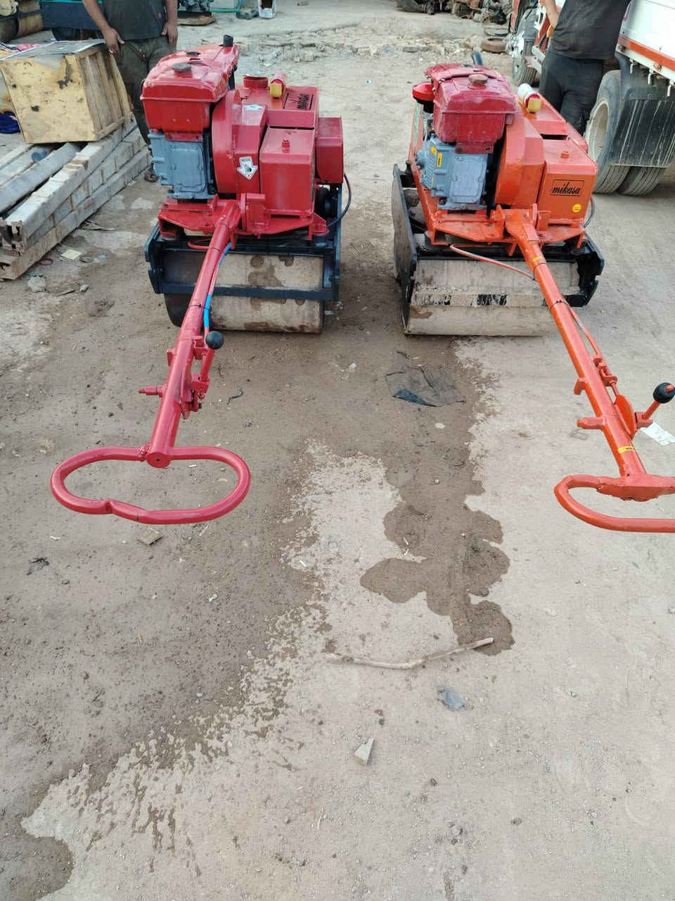 حادلات يدويه نوع ميكاسه ياباني 
وزن 1.5طن ونص
محرك كاز  مسيبوشي ياباني البلادي 
قمجي جديد 
هزاز شغال فول 
طفايه حريق
عرض 85سنتيمتر 
جاهزه من كل النواحي 
مكاني الكوت واسط مركز المدينه اي استفسار اتصل بلرقام اثير ***********//
اسيا ***********
