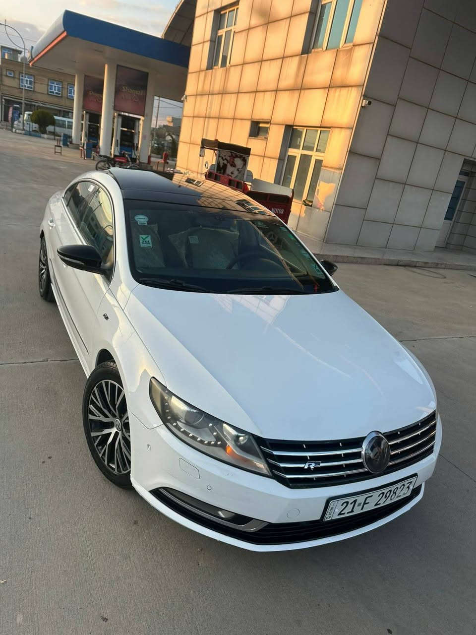 الجميلة الألمانية Passat CC 2013 - للبيع 🇩🇪
سيارة غنية عن التعريف، تجمع بين التصميم الرياضي الـ (Coupe) وفخامة السيدان. السيارة (مال جناي) ومحافظ عليها جداً، بحالة نادرة وبدون أي حوادث.
🔍 التفاصيل العامة:
رقم السیارة: سلیمانیة دولي الجديد
الموديل: 2013.
المحرك: 2.0 Turbo (أداء جبار واقتصادي). 

ملاحظة،،مكينة جديدة مع تفرعتها منظومه ماء تيربو تبريد السيارة عليه ادامه كامله ب 25 ورقة

الحالة: خليجي كفالة من صبغ والحادث 
✨ المواصفات والتقنيات:
✅ Auto Park: نظام ركن السيارة الذاتي الذكي.
✅ Auto Hold: ميزة التوقف التلقائي المريحة في الزحامات.
✅ بصمة: تشغيل ودخول ذكي.
✅ مرايا شفط: طي كهربائي مع تعتيم.
✅ فتحة سقف + كراسي مخمل الوكالة (تحكم كهربائي).
✅ كاميرا خلفية أصلية + شاشة  + حساسات أمامية وخلفية.
✅ لايتات زينون عدسة مع إنارة ترحيبية مميزة.
✅ تبريد ثلج: قطعتين منفصلة (Dual Zone).
💵 السعر:
السعر المطلوب: 13,500$ (135 ورقة).
ملاحظة: يوجد مجال بسيط جداً للجادين فقط بعد معاينة السيارة.
📍 الموقع: بغداد
📞 للاتصال والاستفسار:***********
