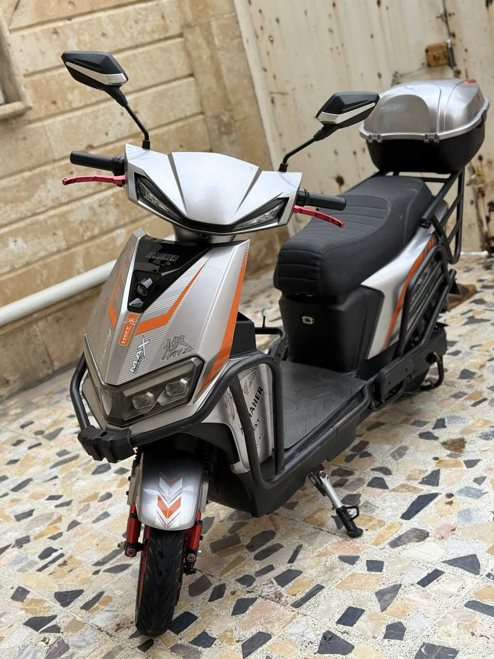 السلام عليكم مكلف بالنشر 
مطور سكنس الماهر  موصفاته خير من الله حجم كبير   مدرع كامل 6 بطاريات شرط شلعه ومعدل سرعه كله شغال لا شخط لا فطر مطور كدام العين ..السعر 525وبي مجال للتواصل ***********
