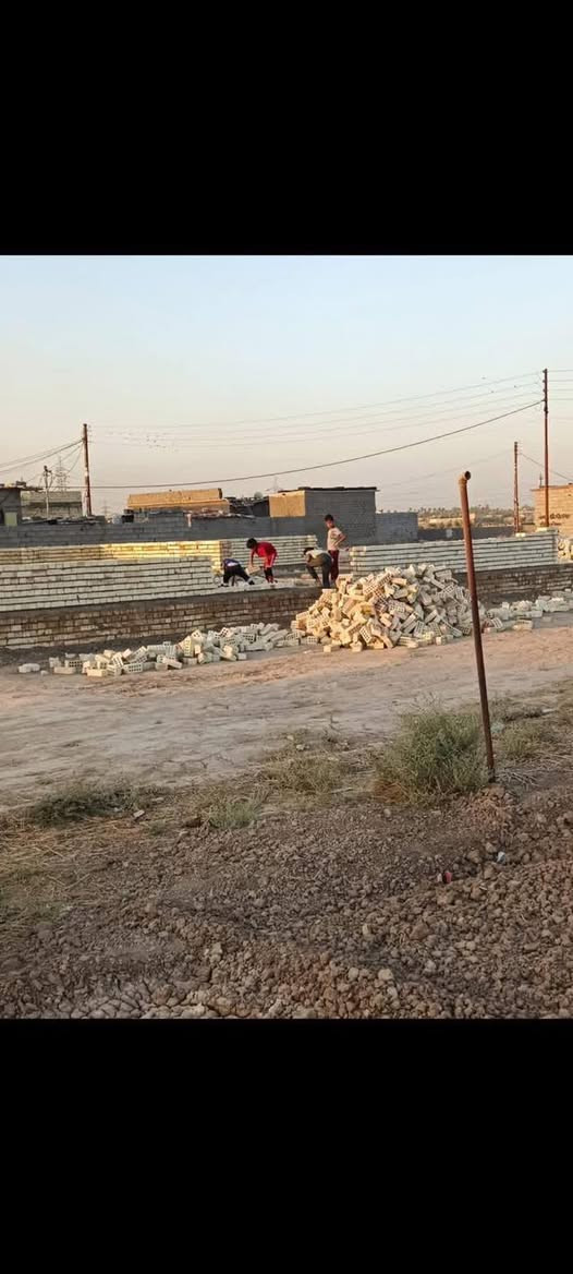 السلام عليكم يتوفر قطع اراضي المساحه // / 200 / 100 حي البتول الزراعي شارع مدرسه الخيرات نهايته ع ايدك ليسره سند 25 خدمات مي اساله وكهرباء وسحب وكابينات نت  *********** ملاحضه
