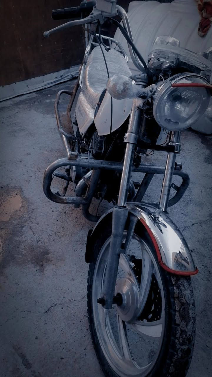 جوندة2017 كلك للبيع دراجة حلوة مرتبة مكينه خرسة كلش ناعمة كهربائيات كاملة سلف هندر كلة شغال اشاير شغالة لايت امامي وبگلايت شغال نقص باتري فقط باتريها تعبان شوية دراجة رايدها 275 وبيها مجال بسيط جماعة 200 لا تعبون نفسكم مابيع قفلها 250 مكان دراجة ديالى هبهب شراي تعال خاص او اتصال***********
